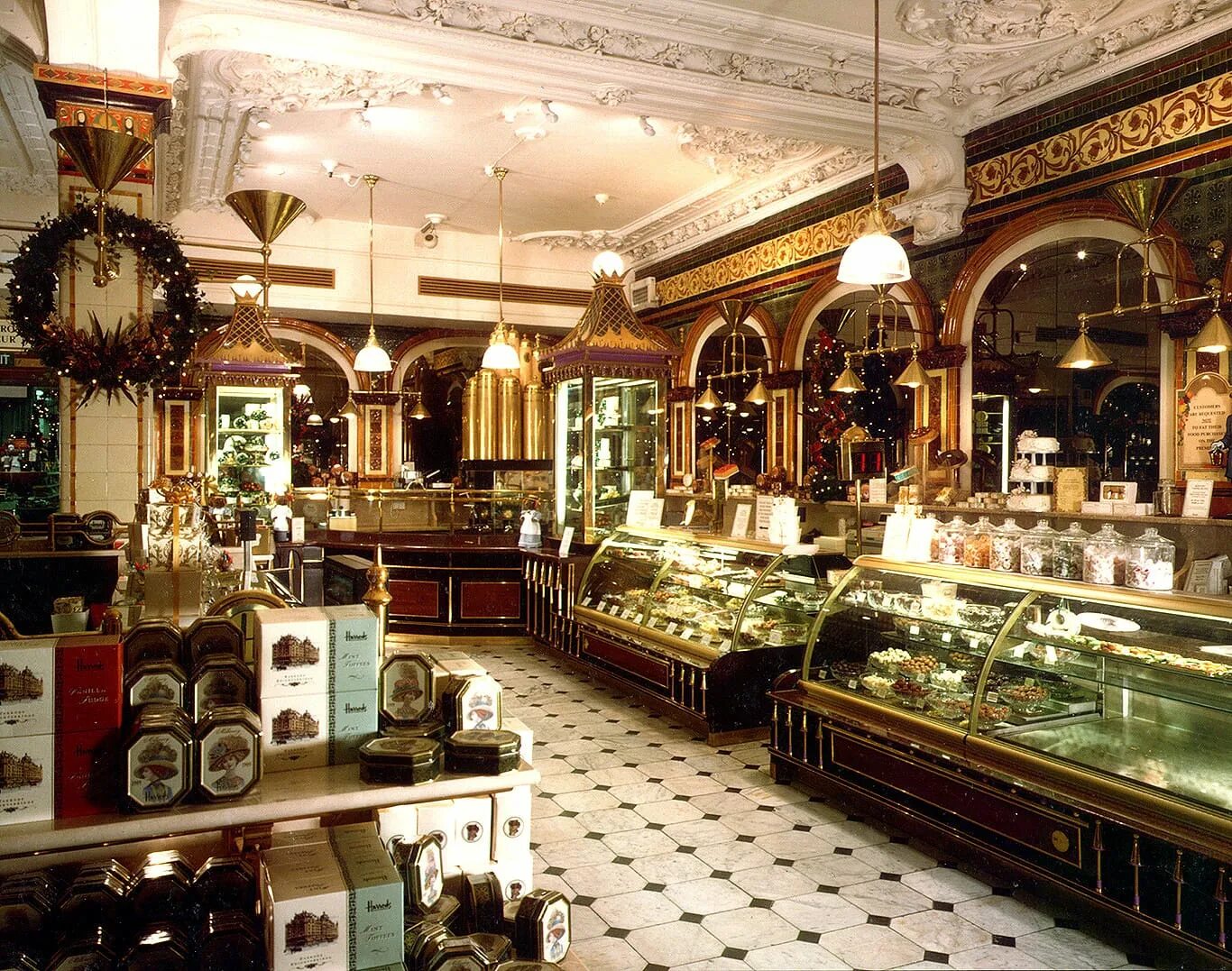 Универмаг в лондоне. Херодс магазин в лондоне. универмаг harrods в лондоне. универмаг хэрродс внутри. магазин хэрродс в лондоне.
