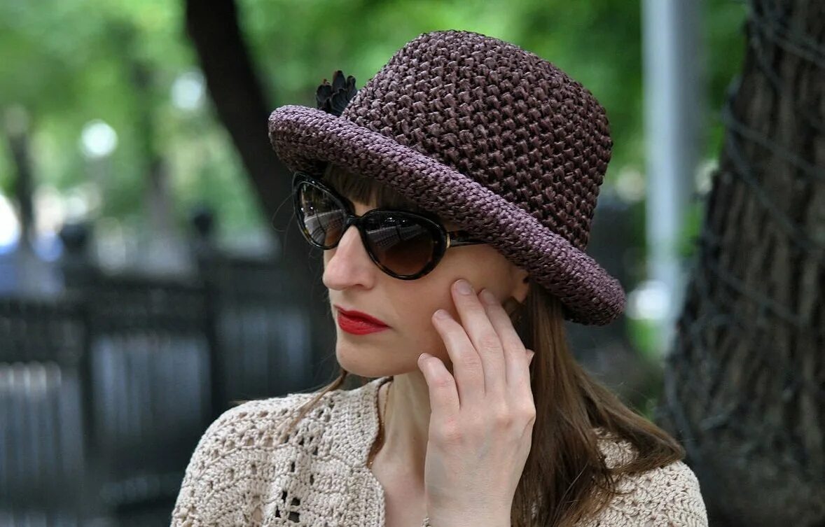 Вязаные шляпки для женщин. Шапка шляпка крючком. Вязаные шляпы для женщин. Связать шляпку спицами. Шляпа женская вязаная.