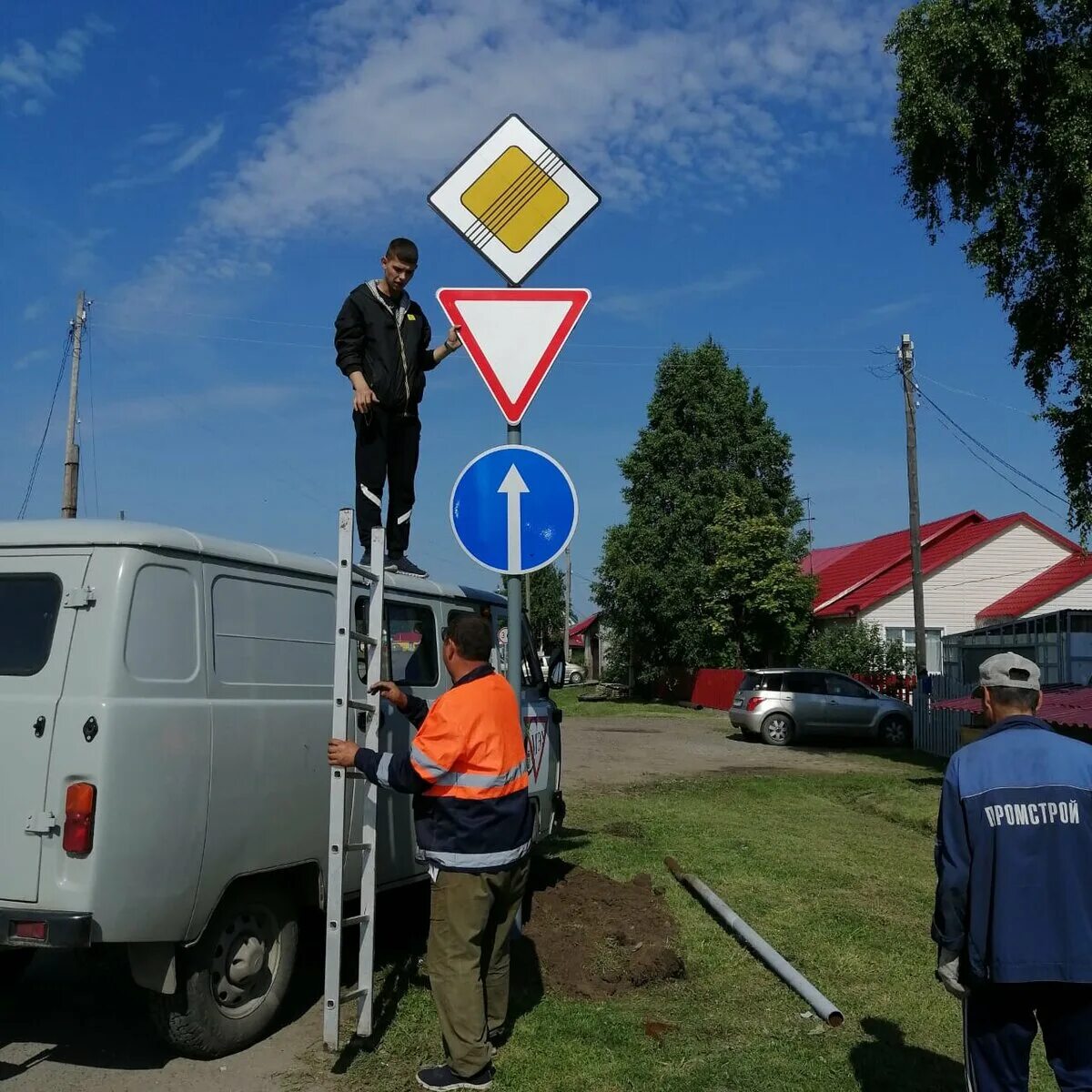 Устанавливаются дорожный знак в населенном пункте. Монтаж дорожных знаков. Усановка дорожных зеаков. Крепление дорожного знака. Стойка для дорожного знака.