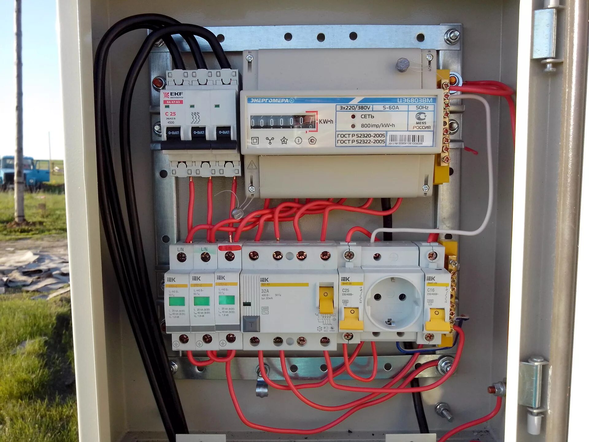 Расключение распределительного щита. Сборка щита электрического. Распределительный электрощит щит электрический. Вводной распределительный щит 380в. Электро сборка электрощитов 200кв.