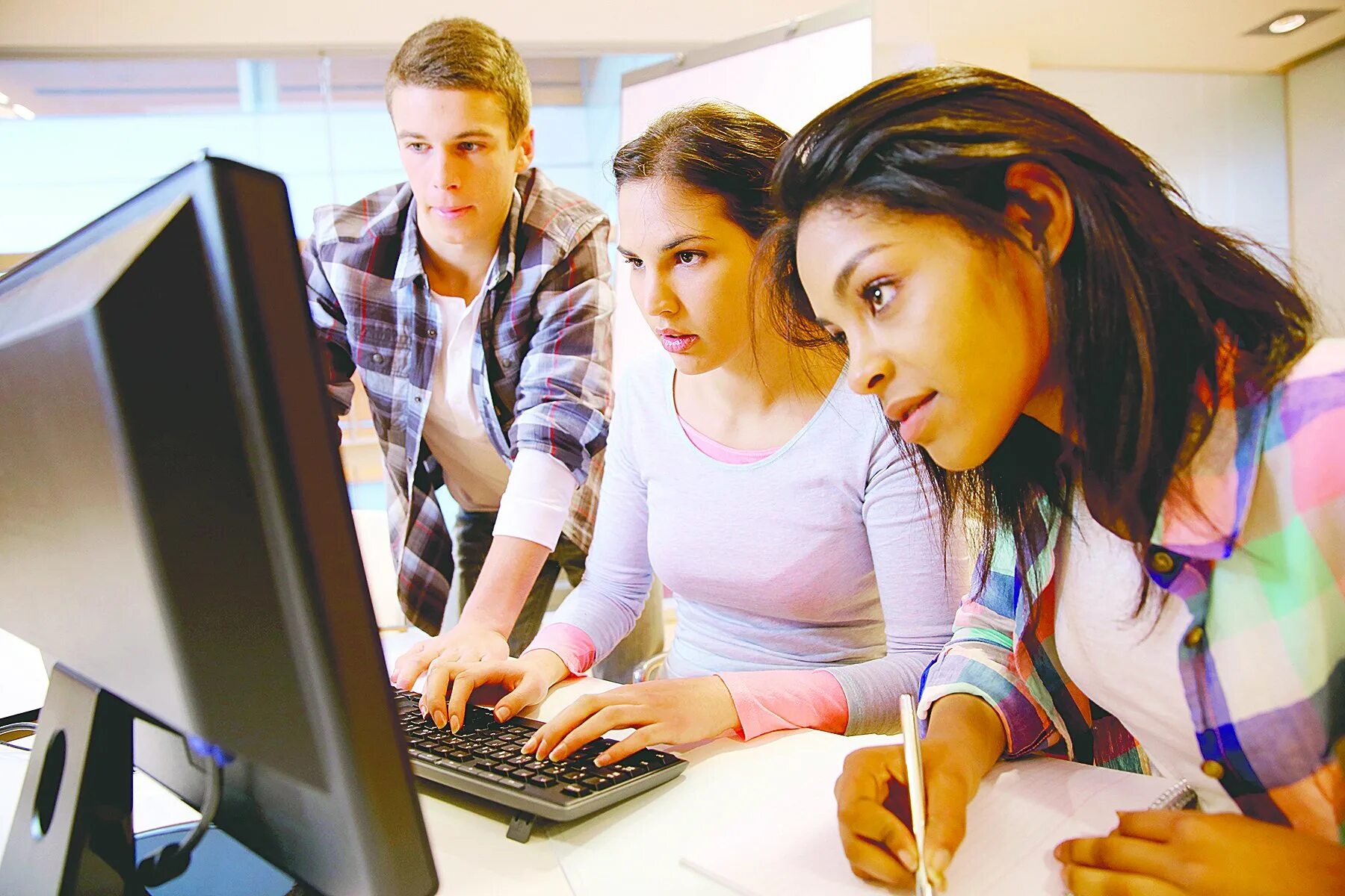 Пытливость и любознательность японцев. My interested. At the library тема. My interested. Студент с ноутом.