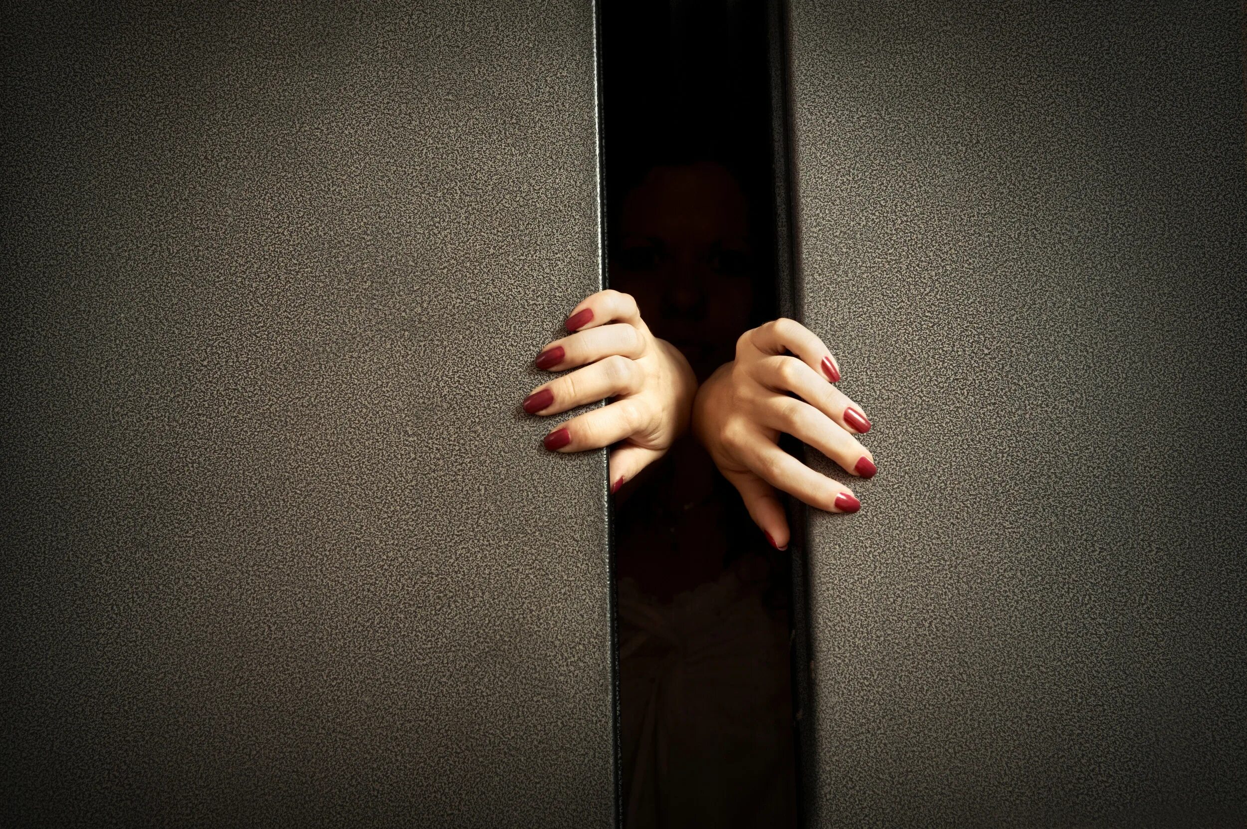 Страх замкнутого пространства. Женщина в дверях. Открытая дверь. Дверь открывается рукой
