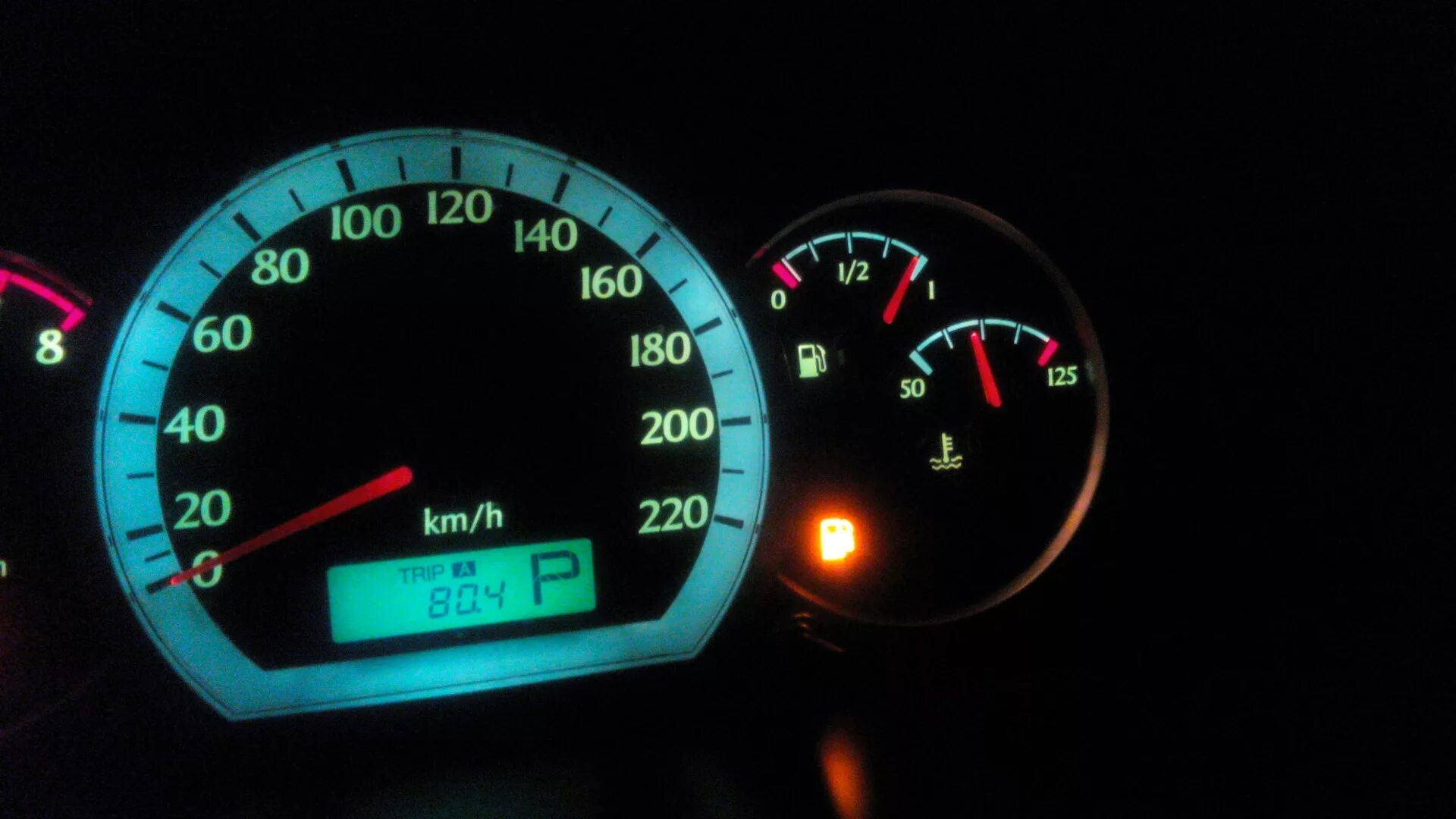 Постоянно горит лампа. Ваз 2107 лампочка акб на приборке. Горит лампа на панели приборов пежо 207. Постоянно горит лампочка сигнализации причина. Лампочка бензина ниссан максима а32.