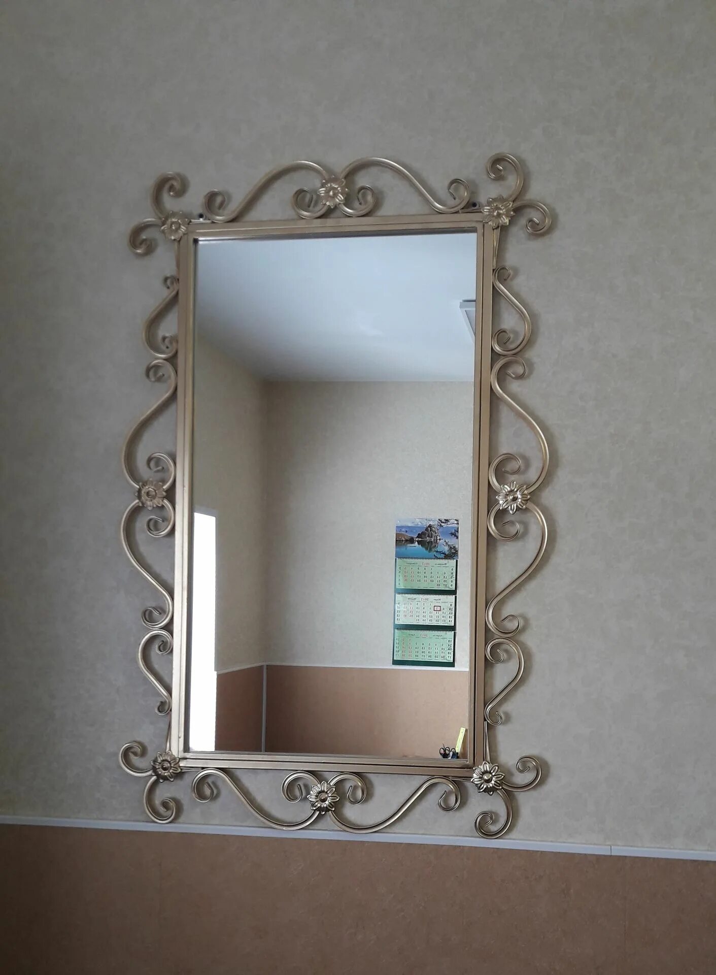 Кованое зеркало. Рамка для зеркала. Кованые зеркала в прихожую. Зеркало в прихожую настенное.