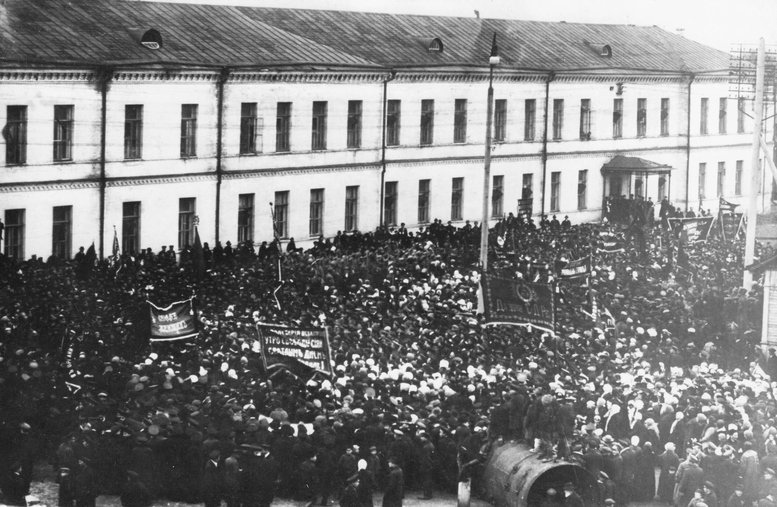 Брянск демонстрация 1917. Город Бежица 1917г. Совет рабочих и солдатских депутатов город Верхнеудинск. Первомайская демонстрация в Стерлитамаке 1917 г. Совет рабочих депутатов москвы