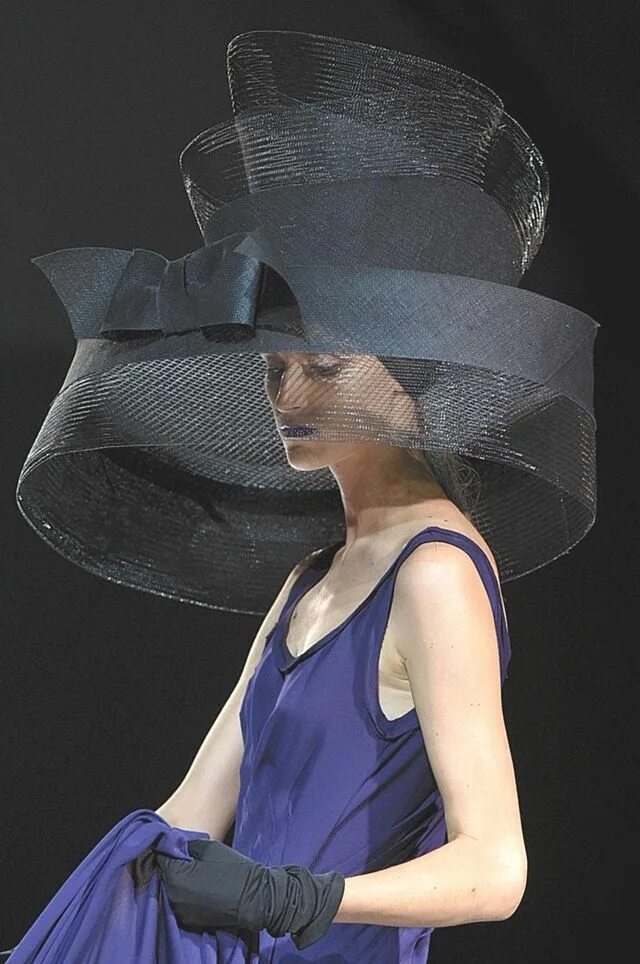 Театральная шляпа садовод. Театр шляп. Театральная шляпка. Йоджи ямамото шляпа. Театр шляп.