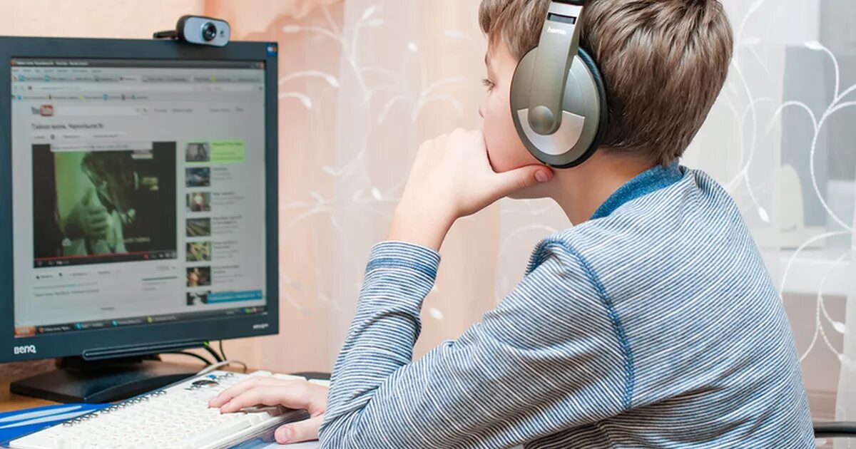 Человек сидит в наушниках. Transcribing. Ребенок за компьютером. Прослушивание телефона. Плеер с наушниками.