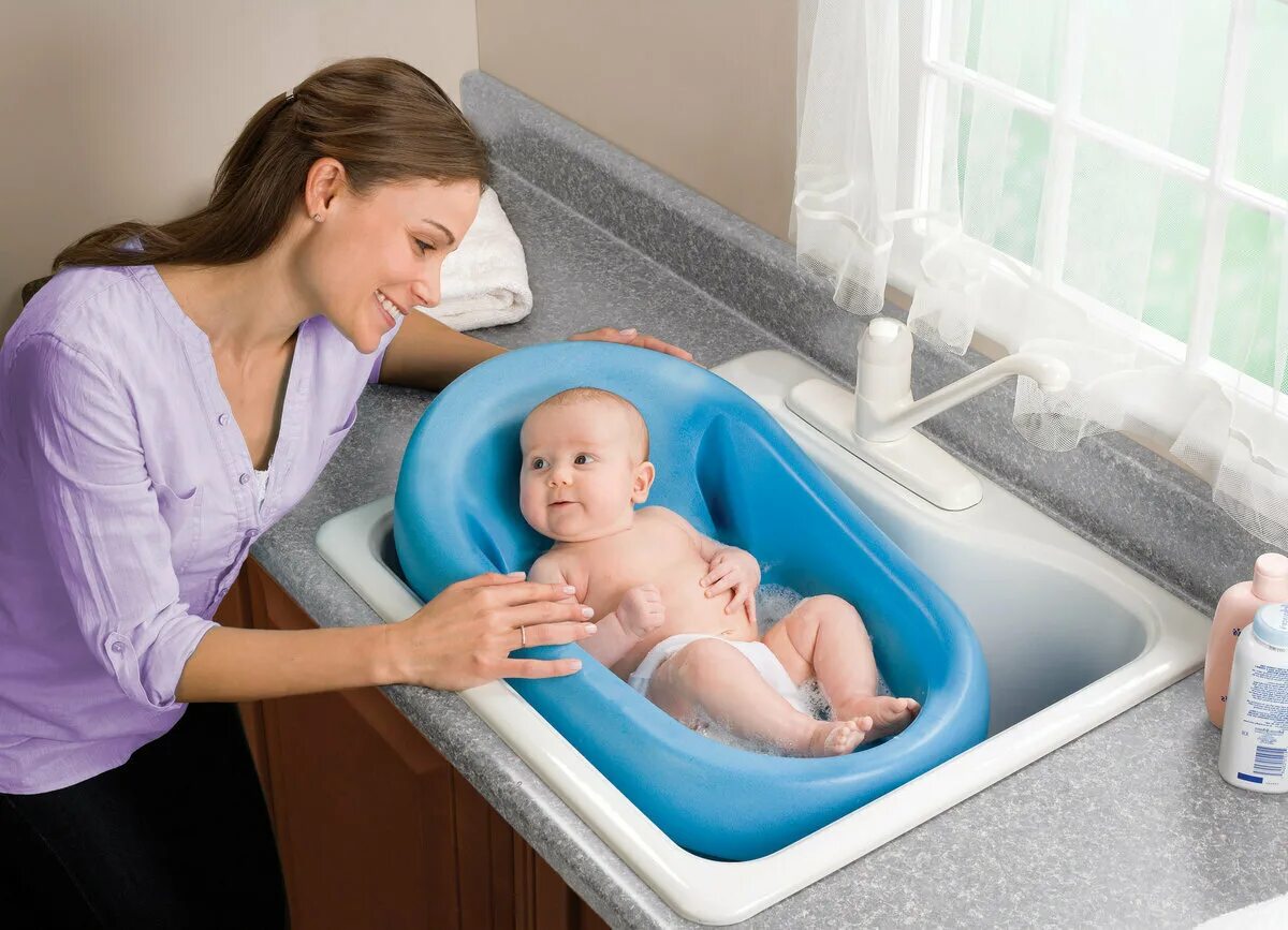 Сколько нужно купать новорожденного. Пуканье новорожденного. Для купания новорожденных. Ванночка для новорожденных. Ванночка для купания новорожденного.
