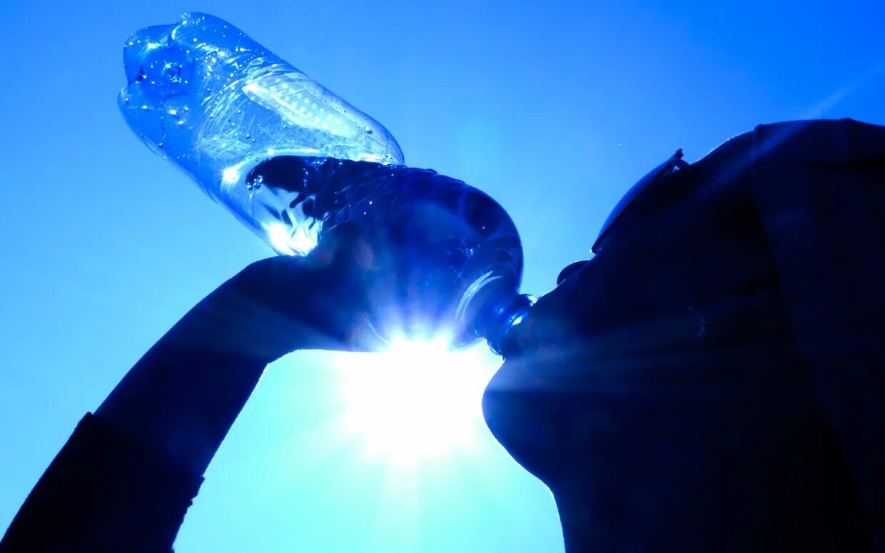 Яд в воде. Брызги воды из бутылки. Бутылка воды с ядом. Всплеск воды от бутылки. Вода отрава