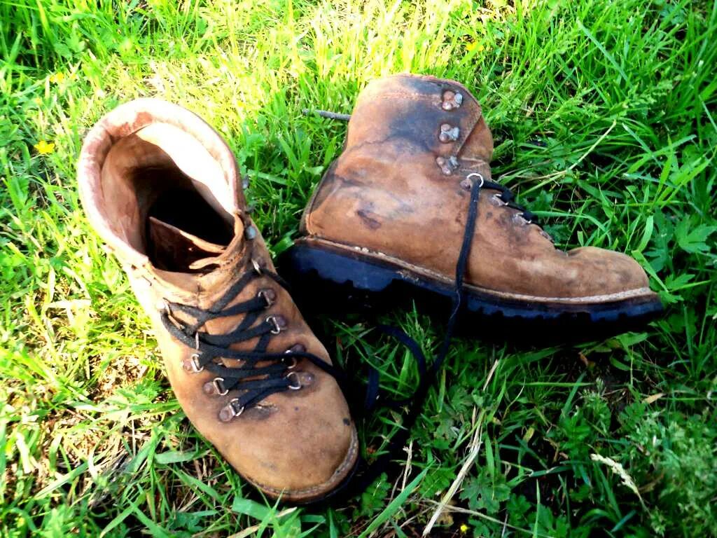 Конец башмака. Конец башмака. Пулены рыцарь. Рваные ботинки. Старые туфли.