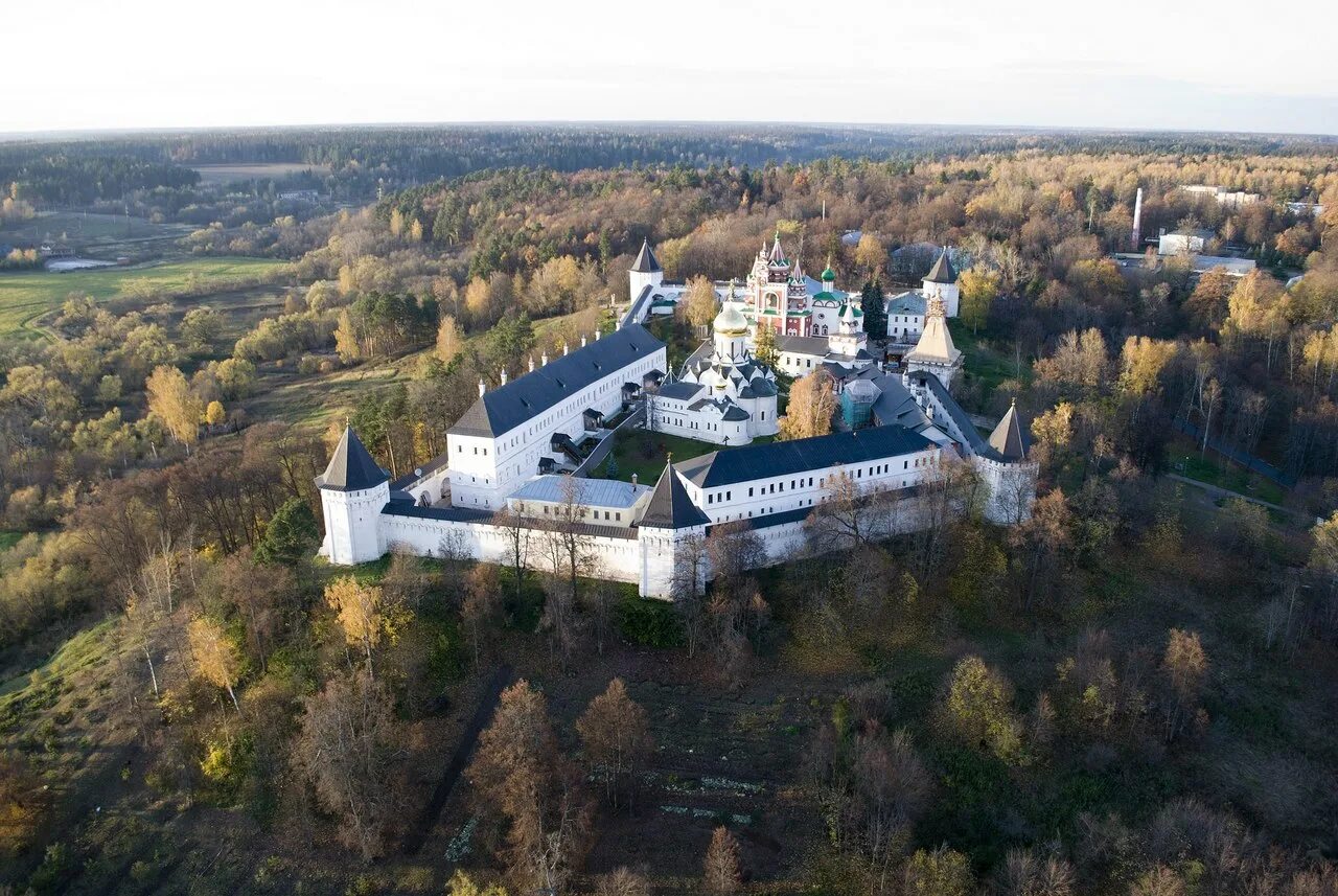 Саввино-Сторожевский монастырь Звенигород. Саввино-Сторожевский мужской монастырь в Звенигороде. Саввино-Сторожевский монастырь в Звенигороде с высоты. Саввино Сторожевский монастырь в Звенигород с высоты птичьего полета. Подмосковный монастырь