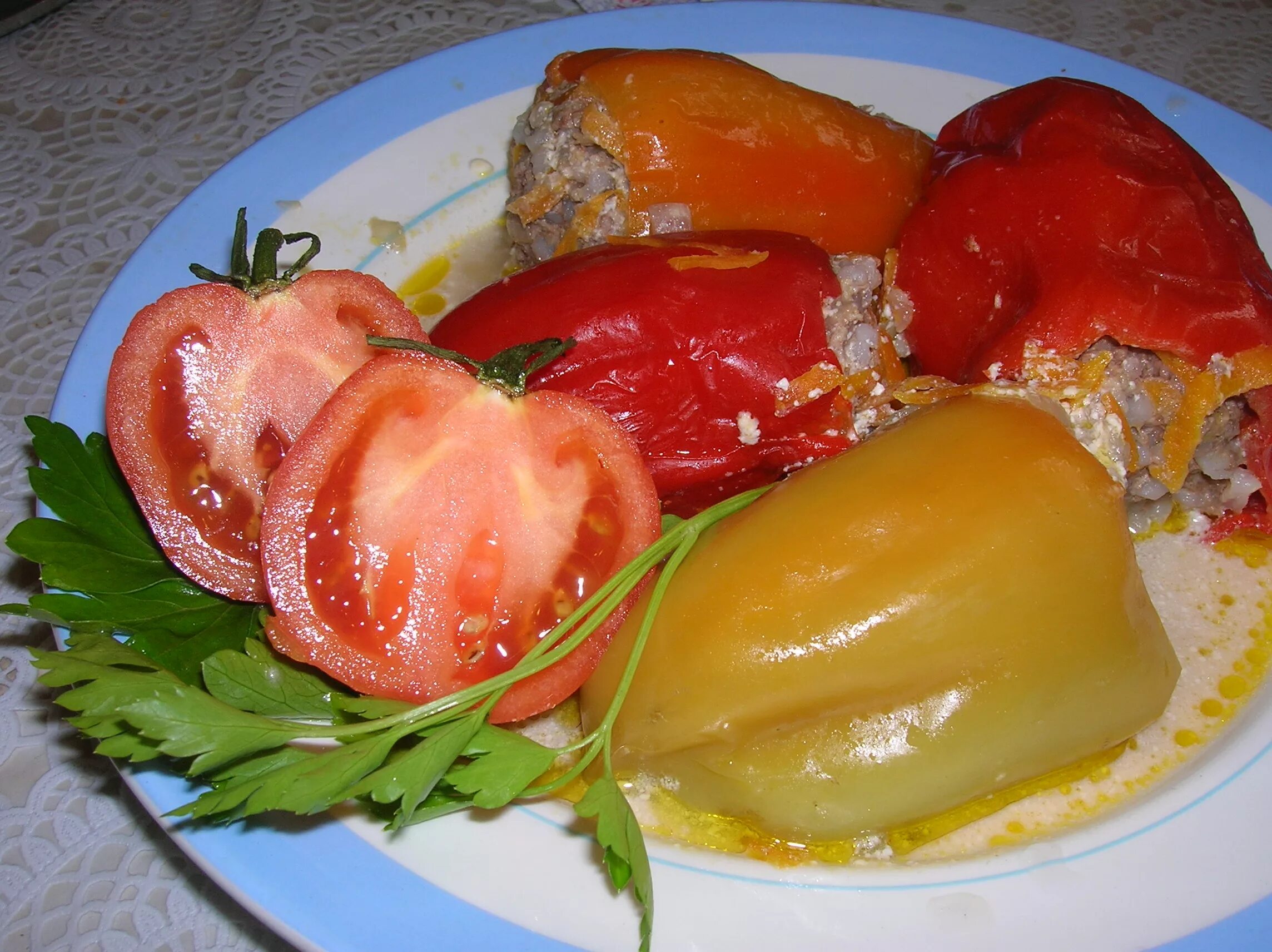 перец фаршированный. фаршированный перец со сметаной. перец болгарский фаршированный мясом. перчики болгарские фаршированные. перец фаршированный булгуром.