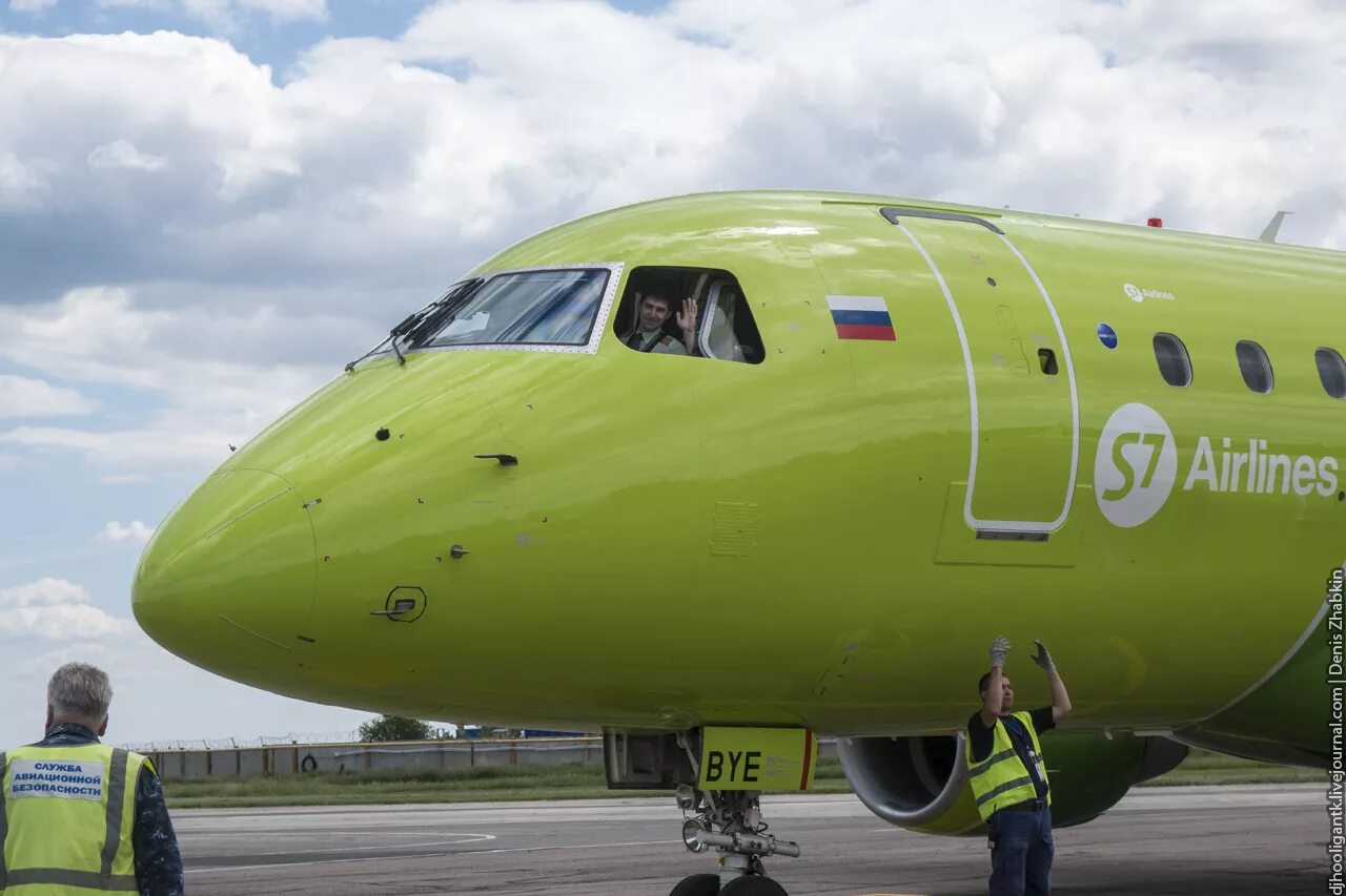 Embraer 170 s7. Эмбраер самолет s7. Эмбраер 170. Embraer 170/175 s7. E170 s7.