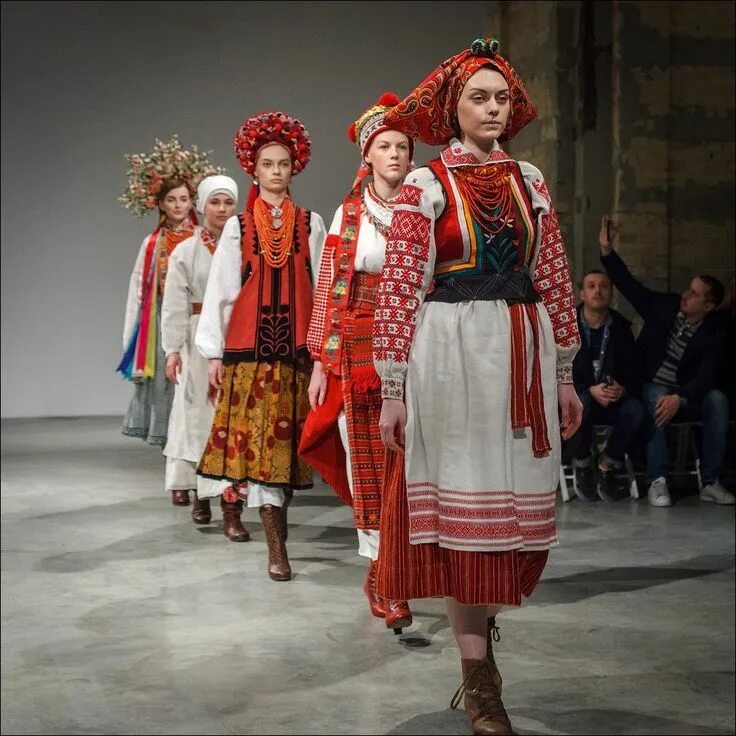 Украинская одежда 6. Украинский национальный костюм. Украинский костюм женский. Национальная одежда украинцев. Украинская Национальная одежда женская.