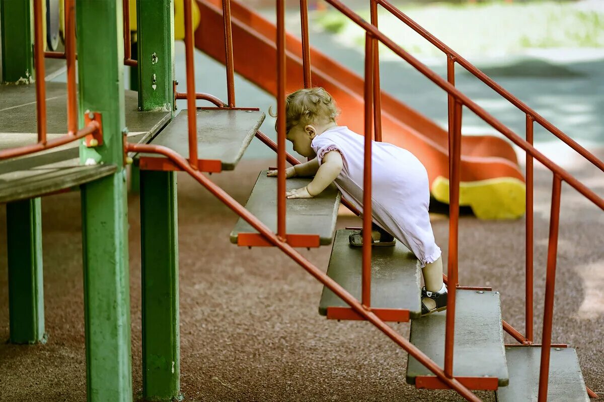 По маленькой лестнице поднялись. Лестница для детей. Лестница на детской площадке. Ступеньки для детской площадки. Лестница развития ребенка.