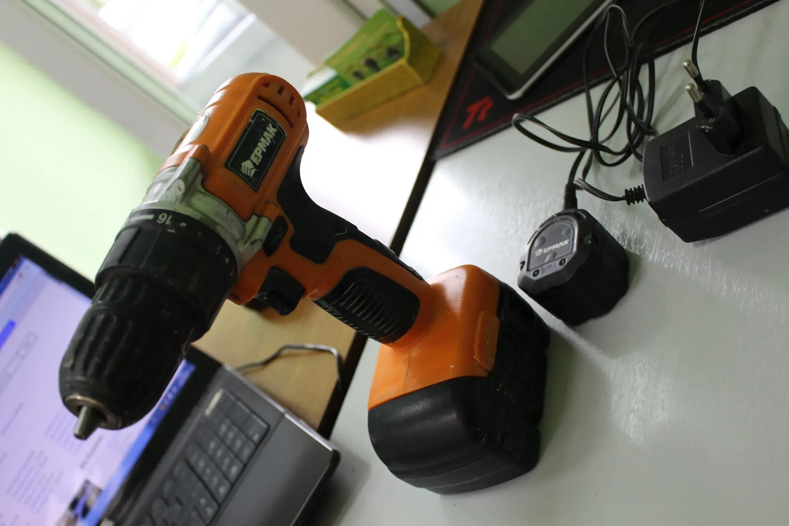 Не заряжается аккумулятор шуруповерта. Не заряжается аккумулятор на шуруповерте. Аккумуляторная батарея для шуруповерта интерскол 10. Акб для шуруповерта не заряжается. Не заряжается аккумулятор шуруповерта.