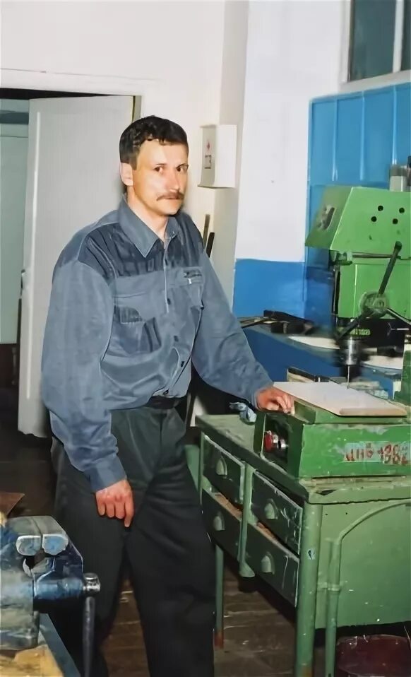 Трудовик в школе. Адаптивная школа. Школа 41 череповец учителя. Учитель начальной школы. Школа 2 череповец.