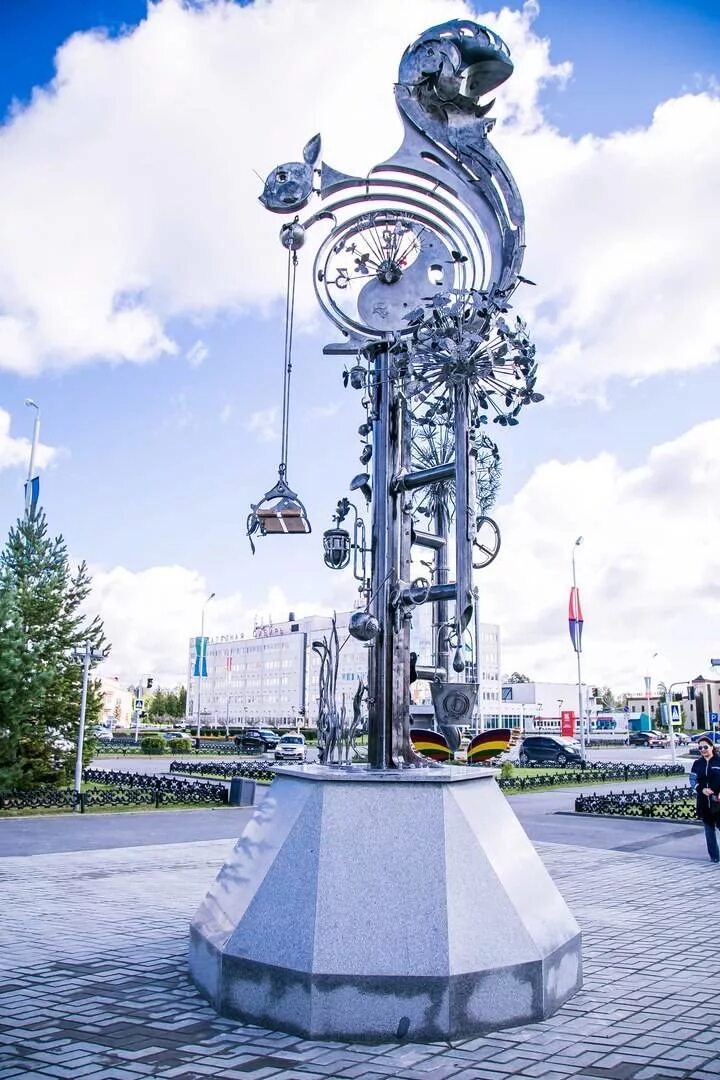 Уличные часы. Часы лангепас. Лангепас белка памятник. Лангепас комсомольская 25. Лангепас белка памятник.