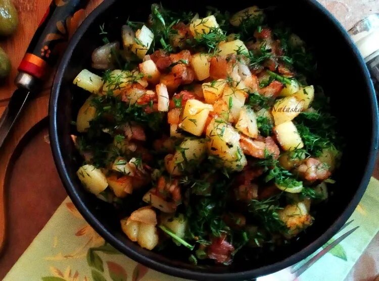 Картошка со шкварками и луком. Картофель обжаренный со шкварками. Картошка со шкварками и луком. Жареная картошка со шкварками. Картофель со шкварками.