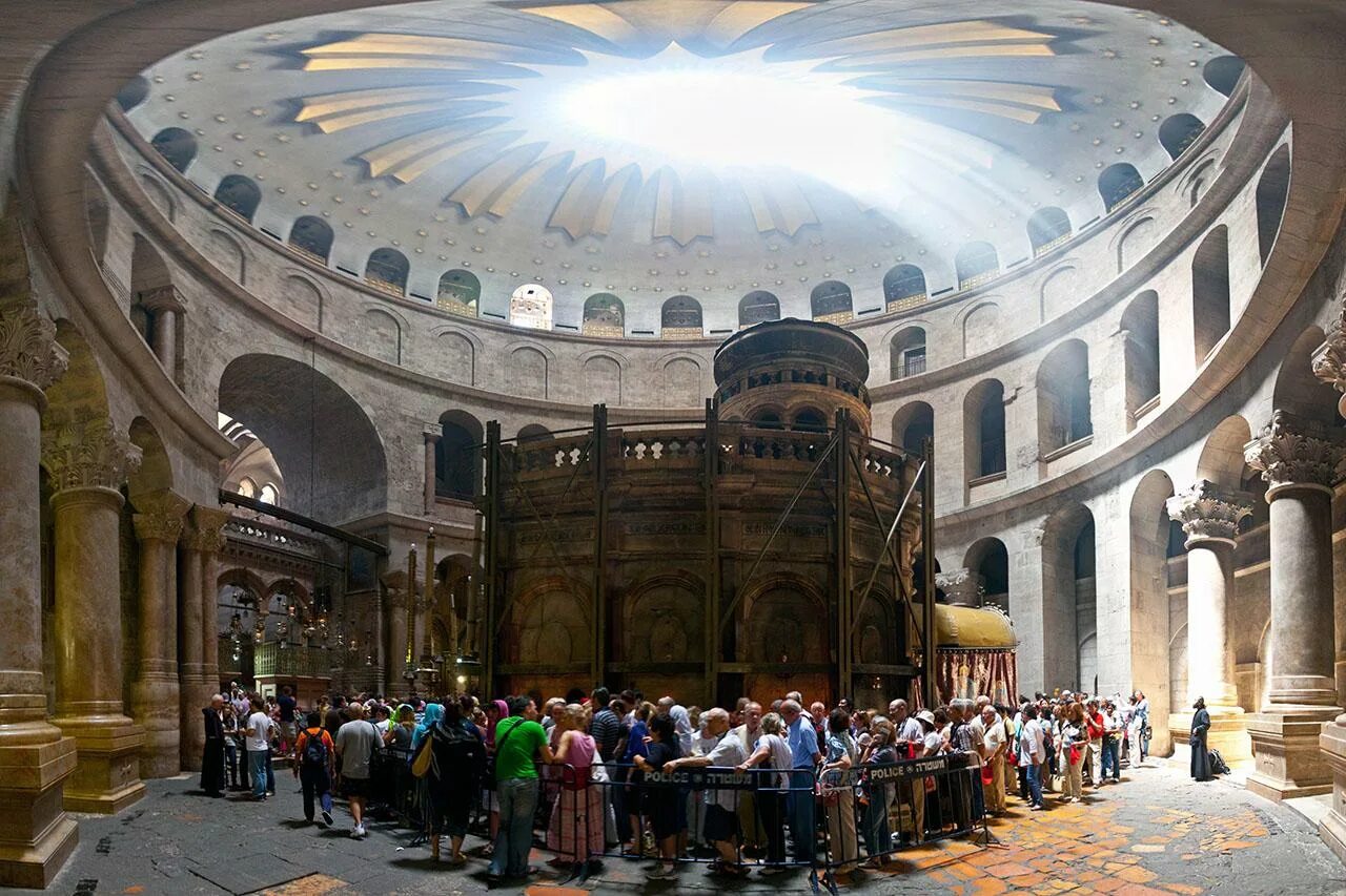 Какие храмы есть в иерусалиме. Храм гроба господня в иерусалиме. храм воскресения господня в иерусалиме. храм воскресения христова в иерусалиме кувуклия. кувуклия в храме гроба господня в иерусалиме.