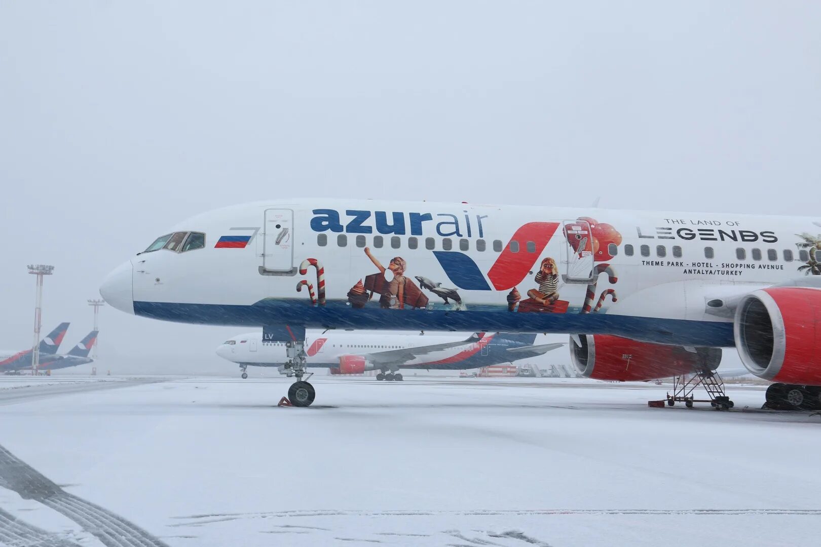 Эйр новосибирск. Azur Air. Самолет Азур. Азур Эйр Новосибирск. Азур Эйр воздушный флот.