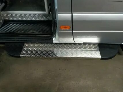 Автобус имеет высокие подножки и низкие динамические