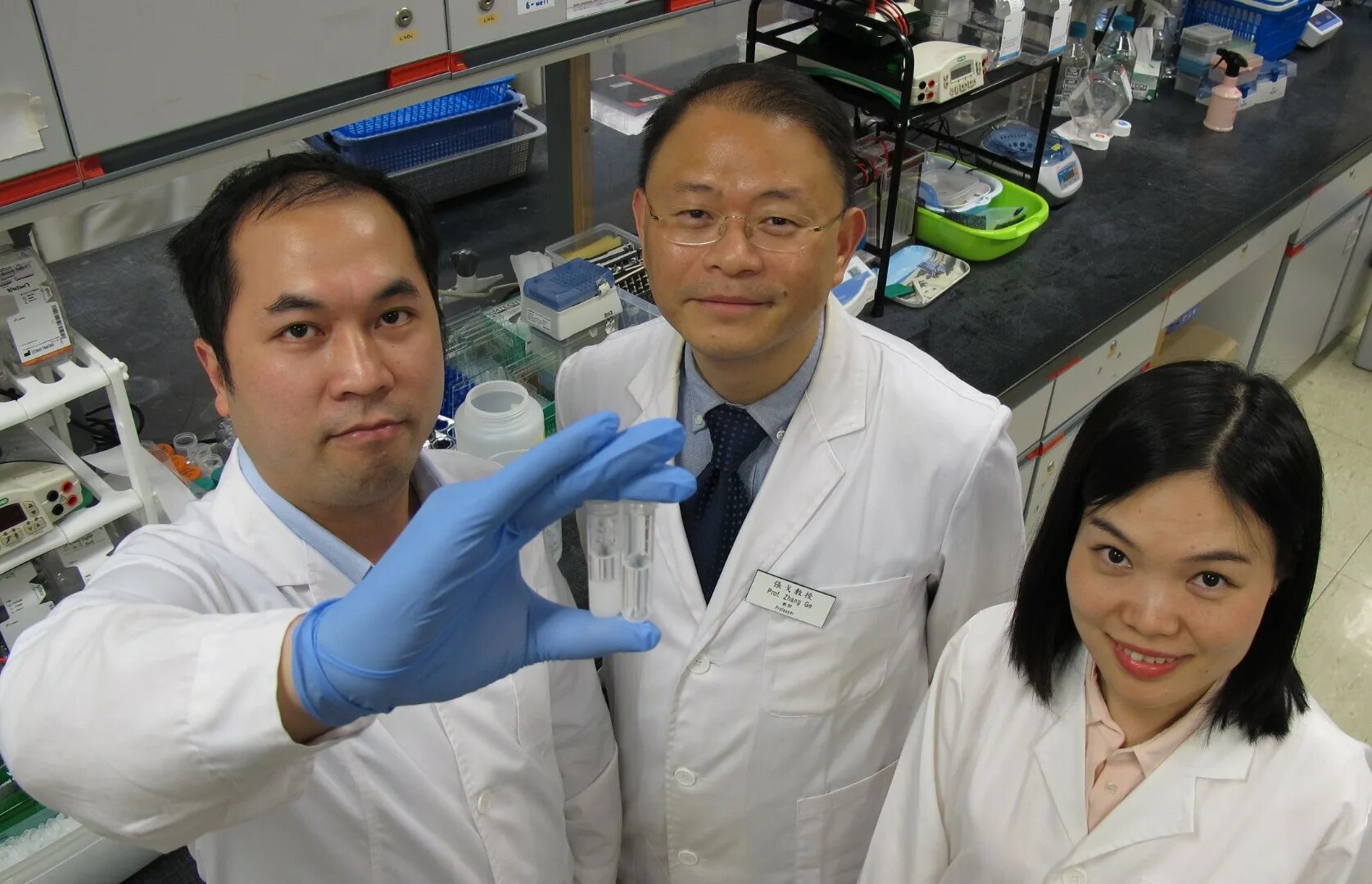 китайские ученые изучали. японские ученые. китайские ученые. доктор хэ кнр. китайские ученые лаборатория.