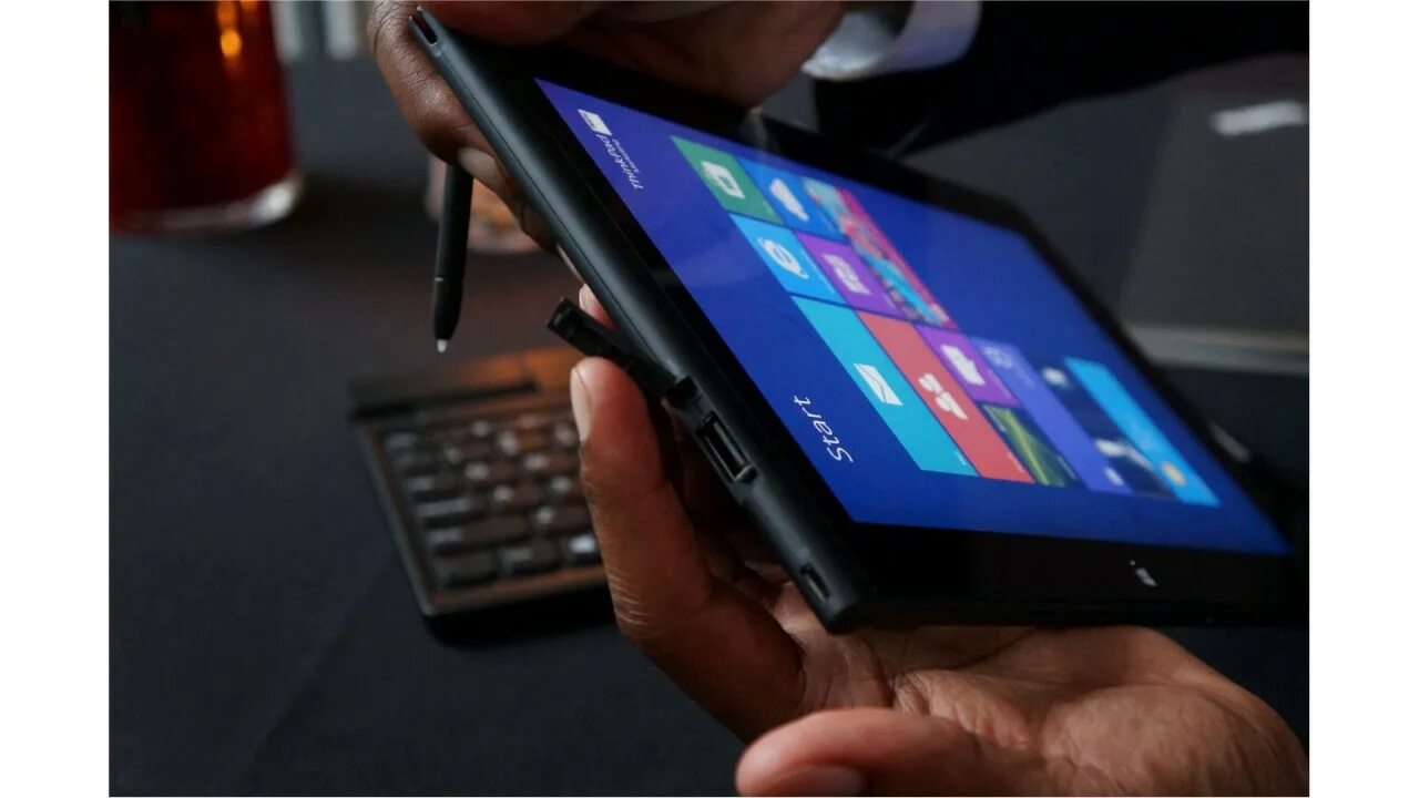 Планшет 2. Lenovo THINKPAD планшет со стилусом. Поддержка планшета. Планшет в руках фото. Планшет с поддержкой Microsoft.