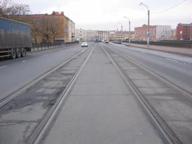 Разделительная полоса трамвайные пути. Разделительная полоса с трамвайными путями. Трамвайные пути посередине дороги. Трамвайные пути на проезжей части. Проезжая часть дороги с трамвайными путями.