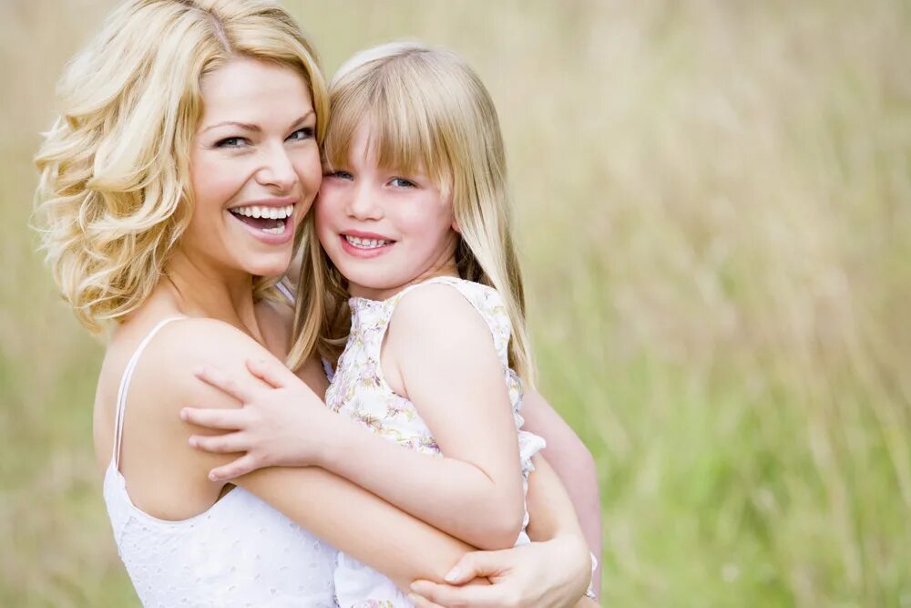 Mother daughter. Мама и дочка. Мама и дочь руки. Счастливая мама с дочкой. Девочка с мамой.