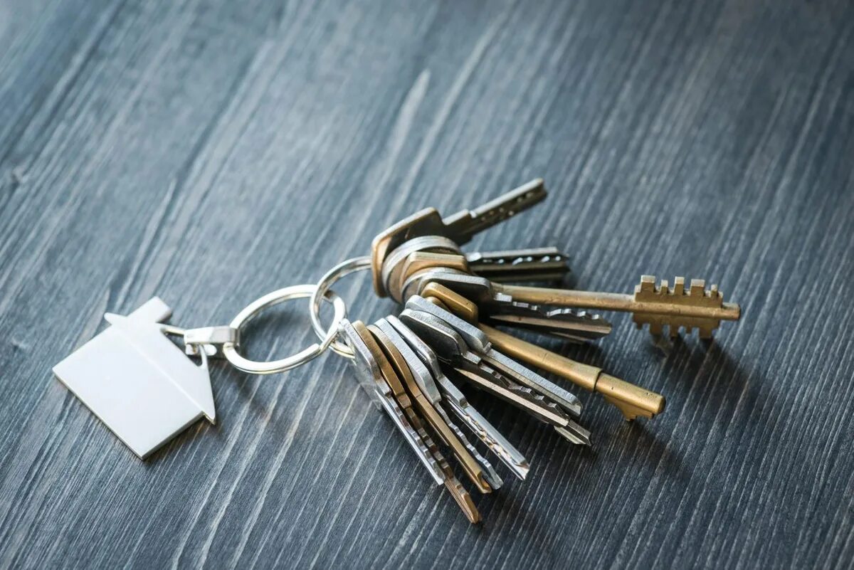 Большая связка ключей. Связка ключей. Ключи от квартиры связка. Много ключей.