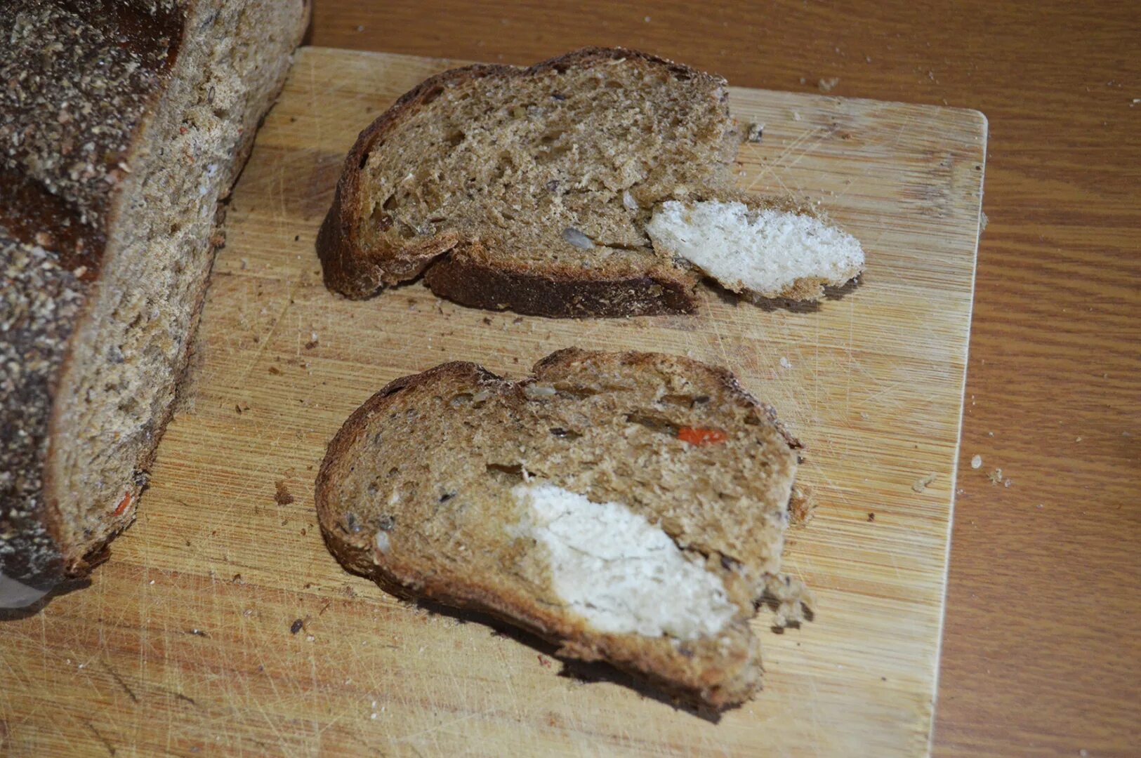 Хлеб невкусный. Дефекты хлеба. Непромес хлеба. Некачественный хлеб. Непромес в мякише хлебобулочных изделиях.