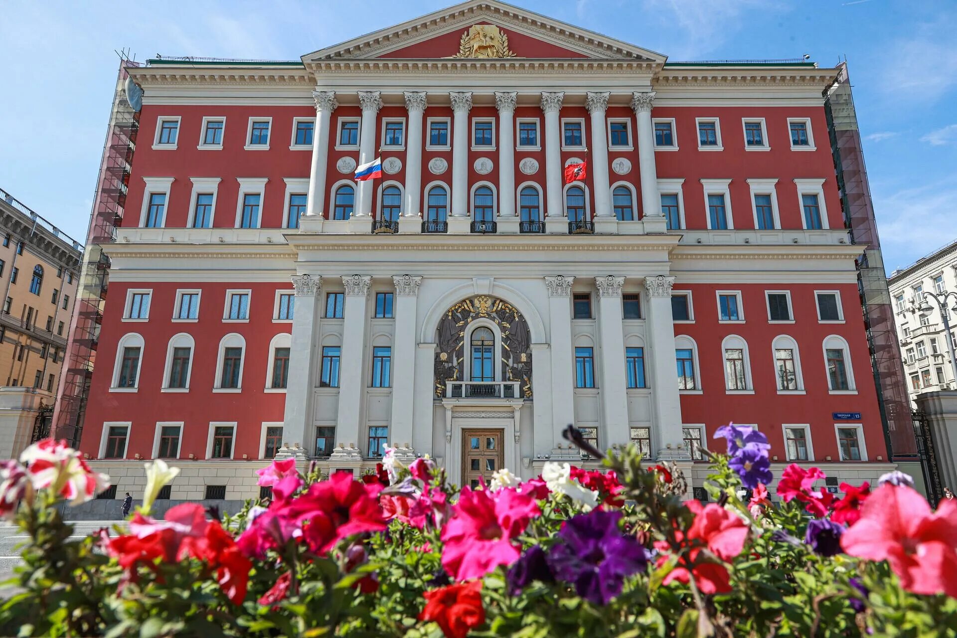 Мэрия фото. Мэрия москвы. мэрия москвы фото. московская мэрия цветы. фасад мэрии москвы.