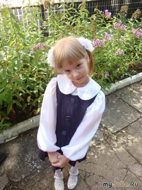 настя ходит в школу. настя ходит в школу. анастасия князева в школе. фото на соломе в форме школьной. анастасия князева 1 сентября.