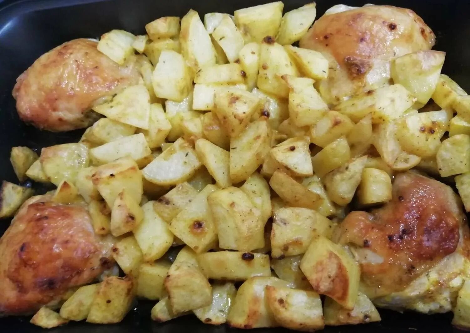 Сколько по времени запекается картошка в духовке. Курица с картошкой в духовке. Картошка с мясом в духовке. Мятая картошка в духовке. Картошка с курицей в духовке без мяса.