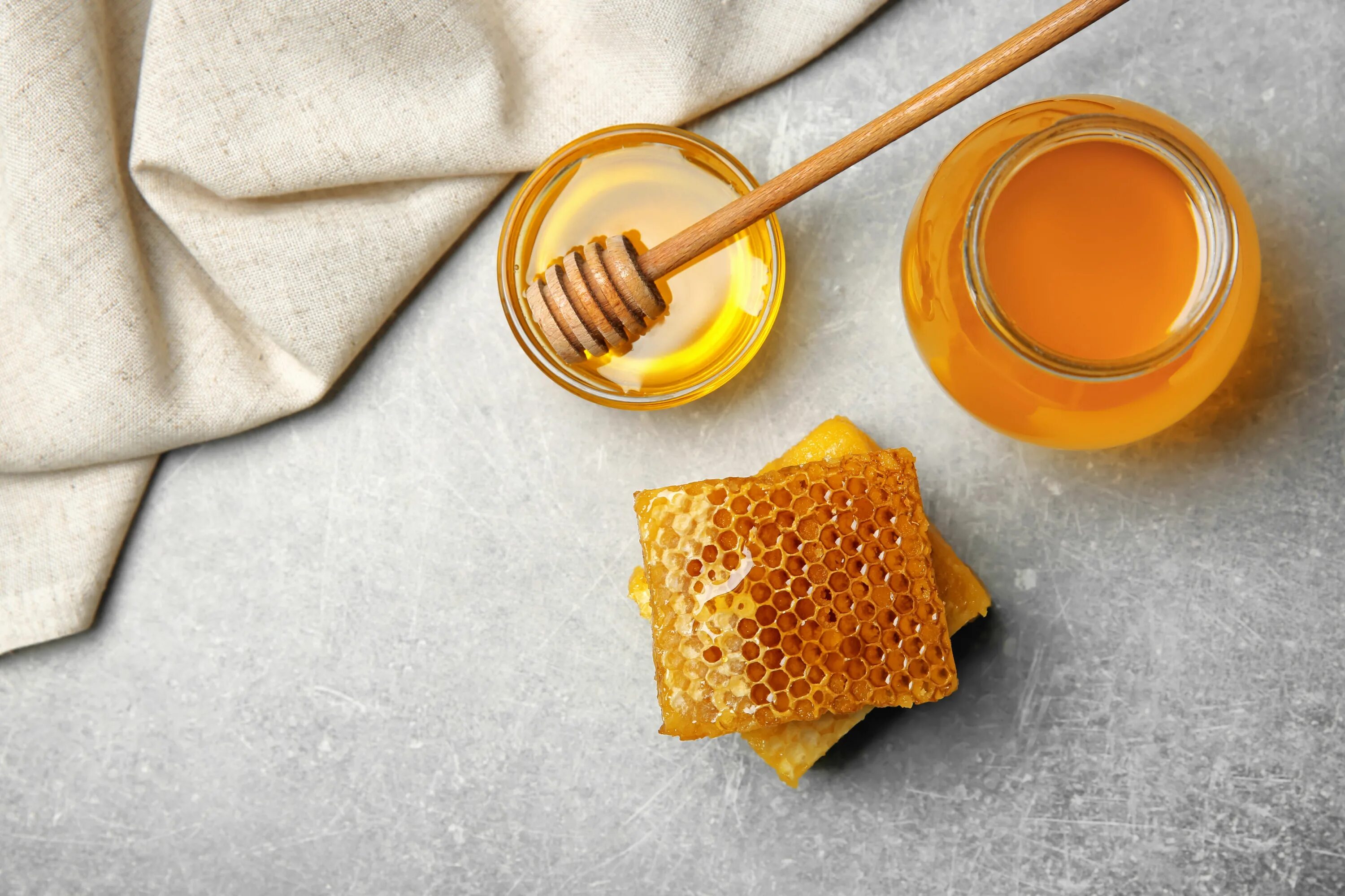 Бешеный мед. Мед. Мед вид сверху. Мед на столе. Мёд в сотах.