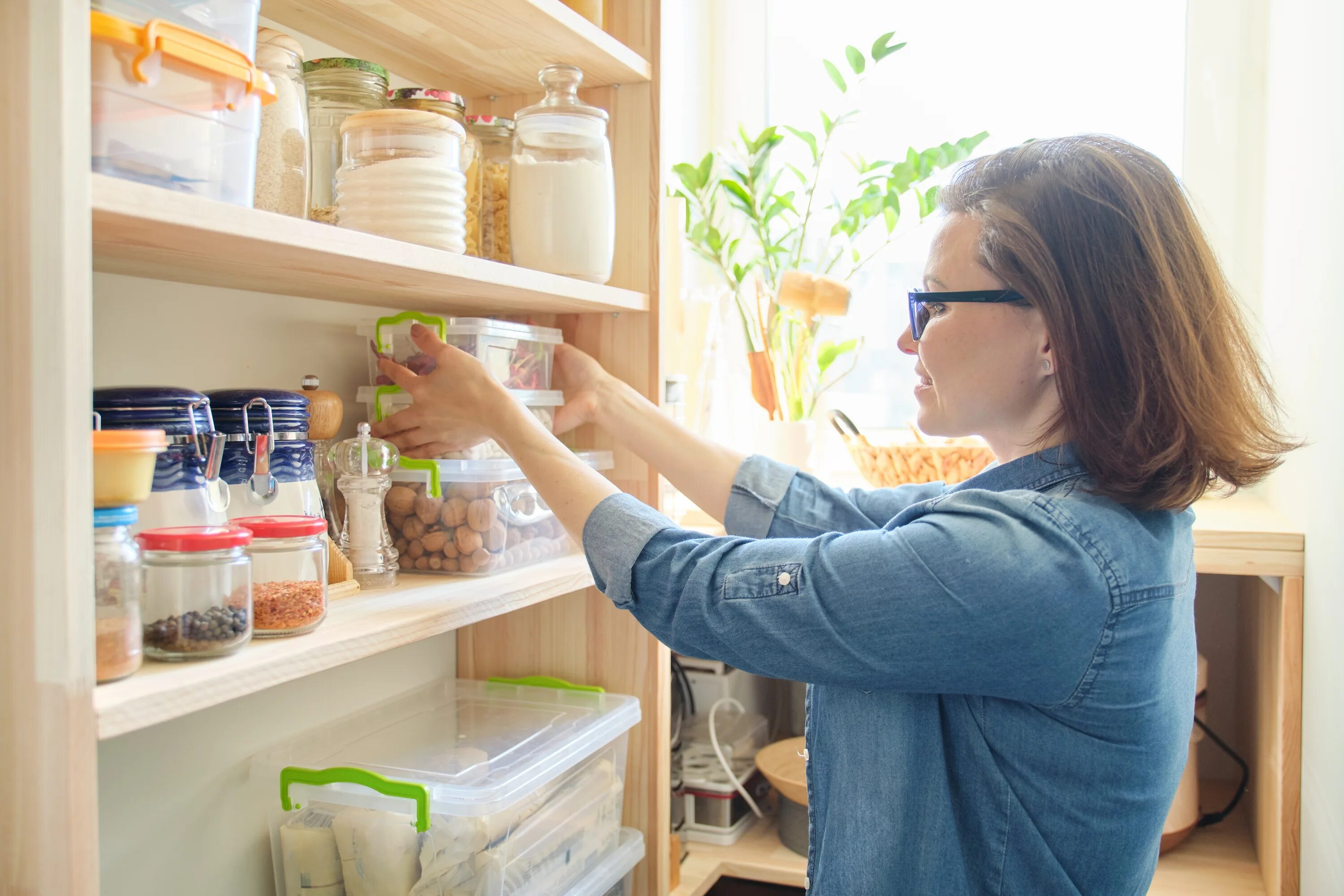 Storage clean. Уборка в кухонных шкафах. Уборка в шкафу. Порядок в кухонных шкафах. Навести порядок в кладовке.