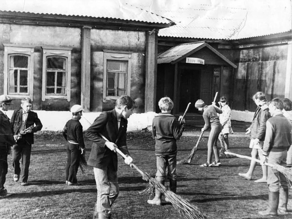 невский проспект 1970-е. 60 е гг хх в. студент мгу 1960. октябрьская площадь кирово-чепецк. харрисон форман в москве.