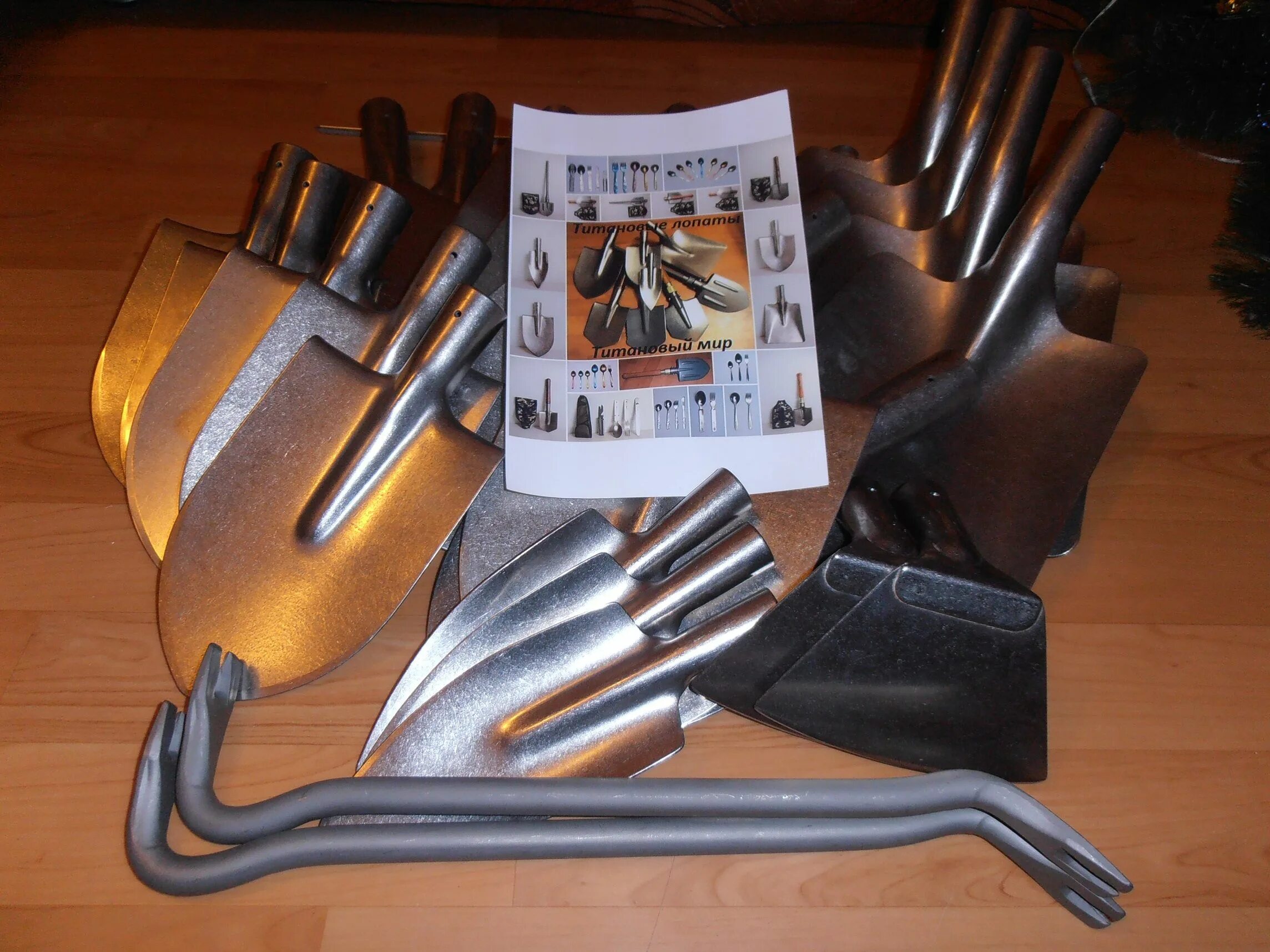 Атлант атлас. Индастриз оф титан помортник. Мир титана. Георг грие картины. Титан атлант держит небо.