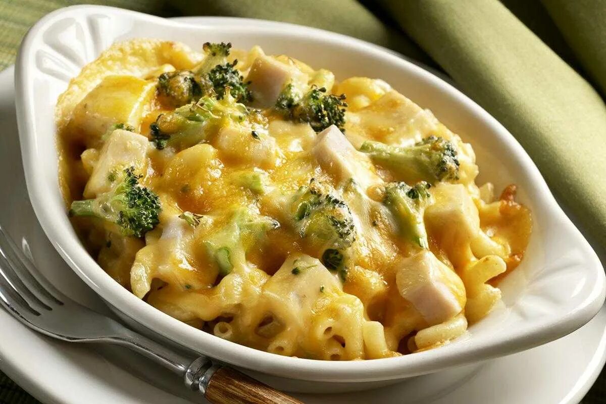 Макароны с курицей в сливочно сырном соусе. Макароны с брокколи и сыром. брокколи запеченные с сыром. паста с брокколи и сыром. брокколи в духовке с сыром.