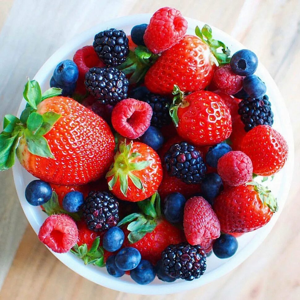 Красивые ягоды. Тарелки фрукты. Фрукты и ягоды на тарелке. Тарелка с ягодами