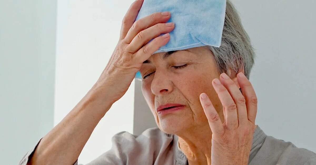 Пациент с головной болью. Головокружение у пожилых женщин. Головокружение. Кружится голова у старых. Раздражительность пожилых.