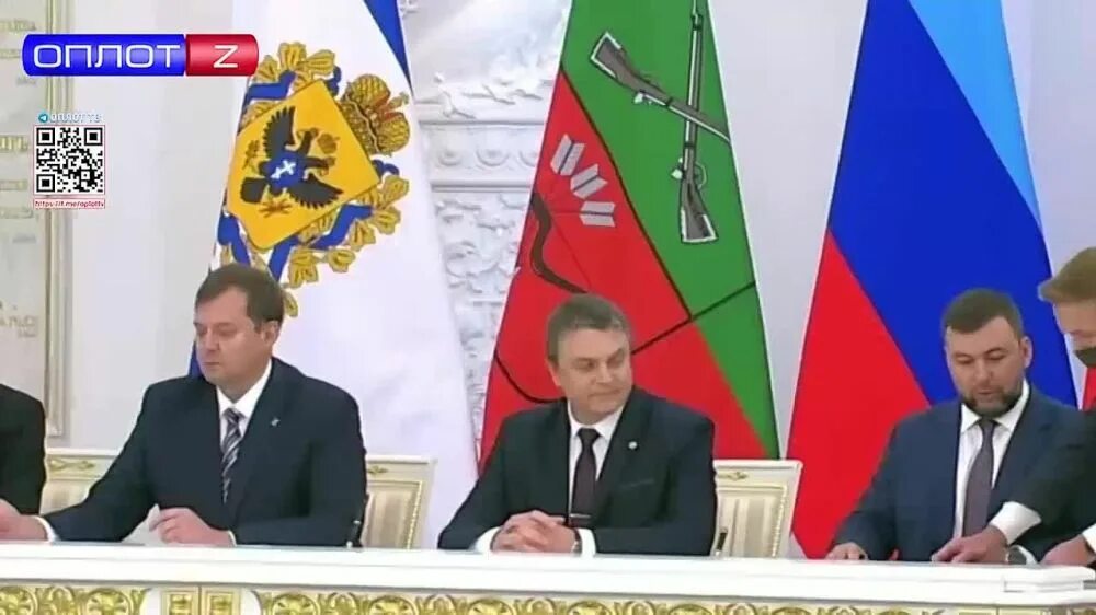 Путин подписал указ о включении лнр и днр в состав рф рукопожатие. Путин рукопожатие. Путин и главы новых регионов. Состав россии 2022. Херсонская область подписание договора.