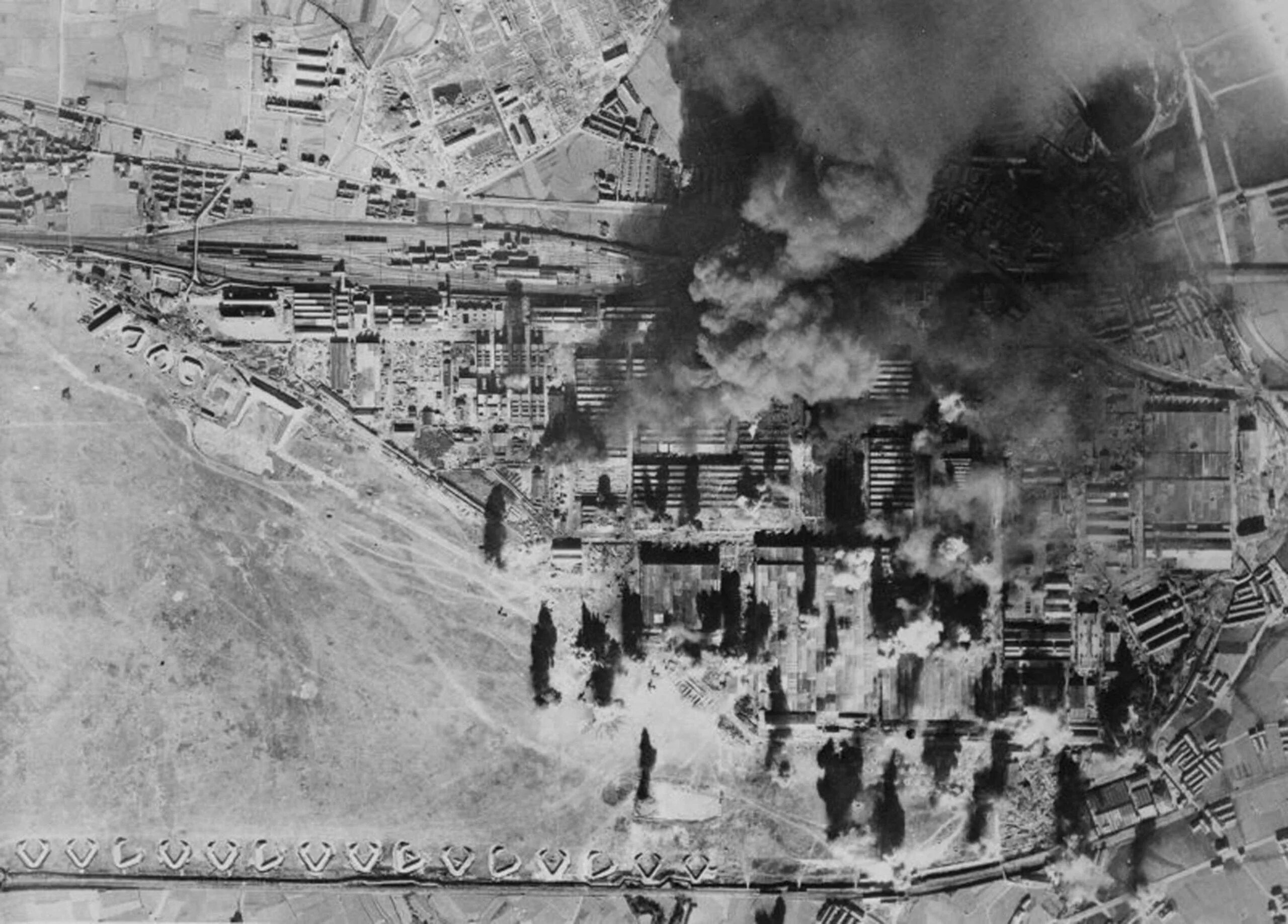 Бомбардировка завода. Бомбардировки токио 1945. бомбардировка токио напалм. токио после бомбардировки 1945.