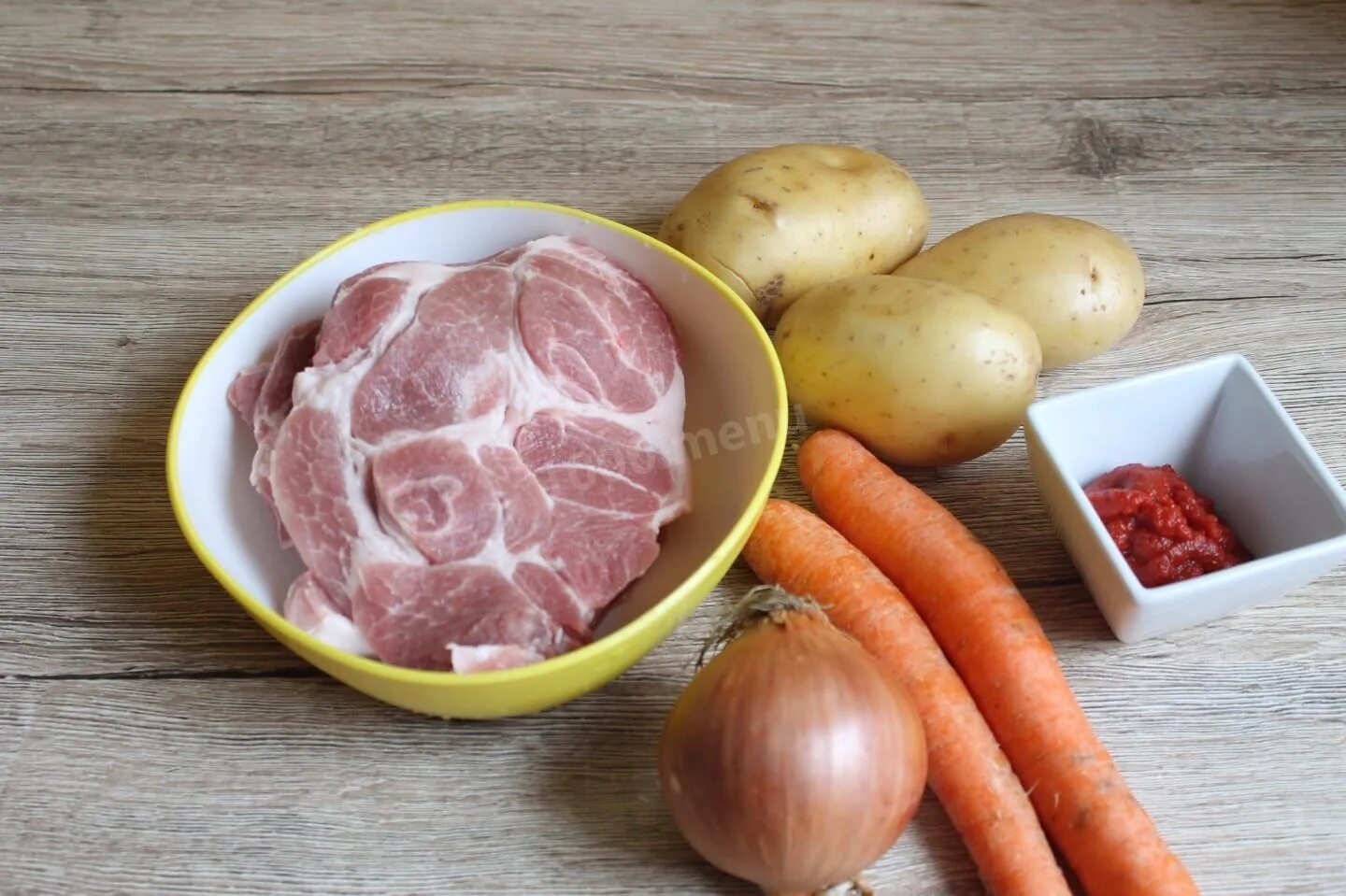 Мясо в луке как называется. Картошка мясо лук. мясо картошка морковь лук. картошка с луком. мясо с луком и морковью.