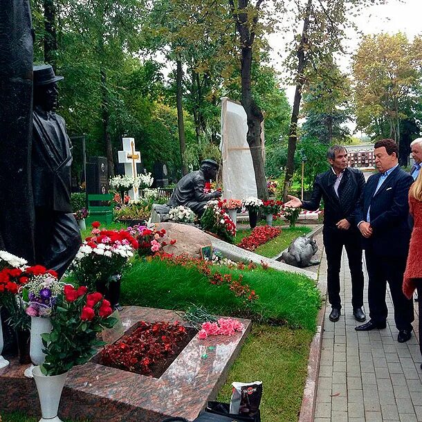 Кобзон иосиф памятник на могиле. Похоронен иосиф кобзон. Похоронен иосиф кобзон. Прощание с иосиф кабзон фоторепортаж. Иосиф кобзон могила.