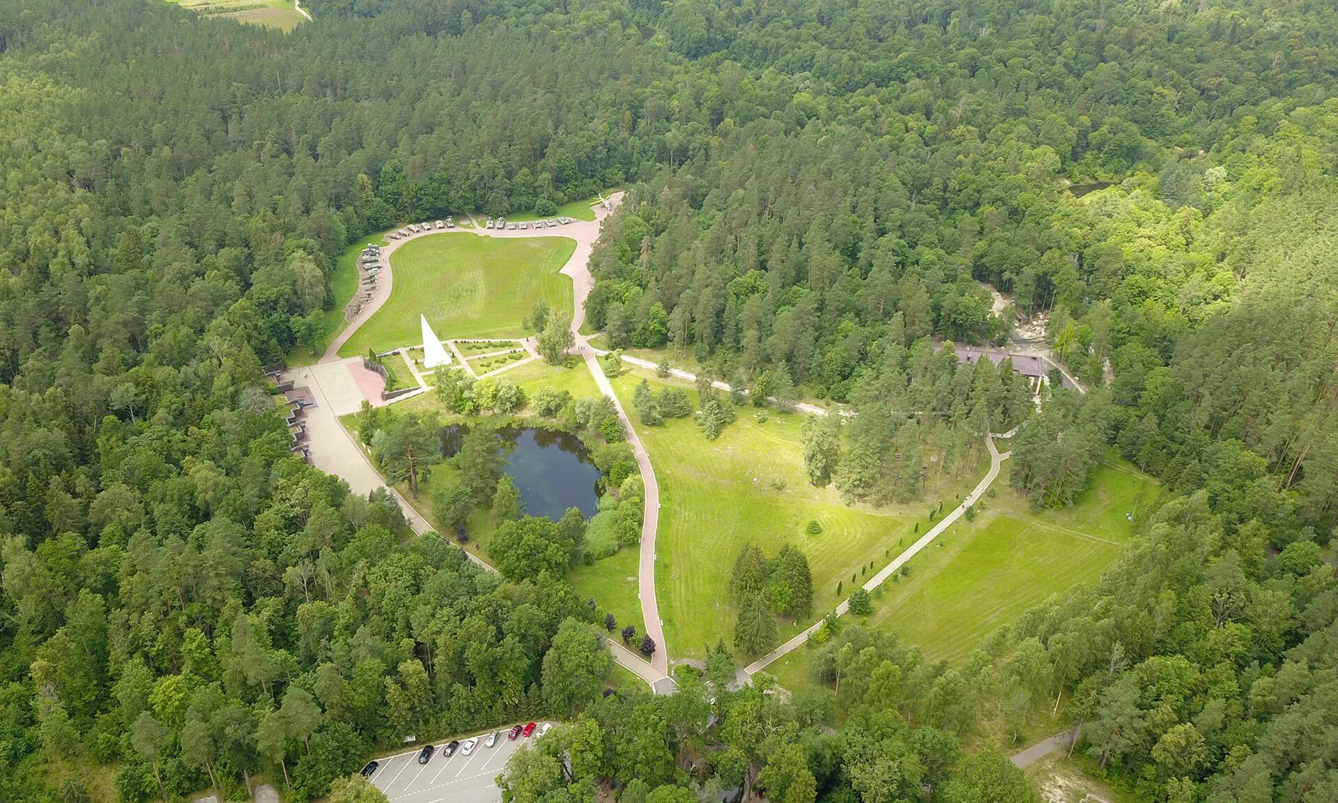 Мемориальный комплекс «партизанская поляна». Партизанская поляна брянск стена памяти. Мемориал партизанская поляна в брянской области. Центральный обелиск партизанская поляна брянск. Поляне брянск.