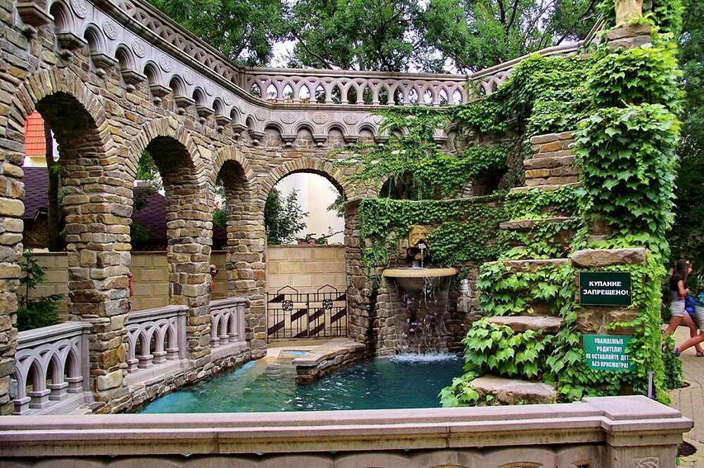 культурный центр старый парк геленджик. кабардинка парк старый город. дивноморское водопады. парк кабардинка в геленджике. достопримечательности геленджика 2021.