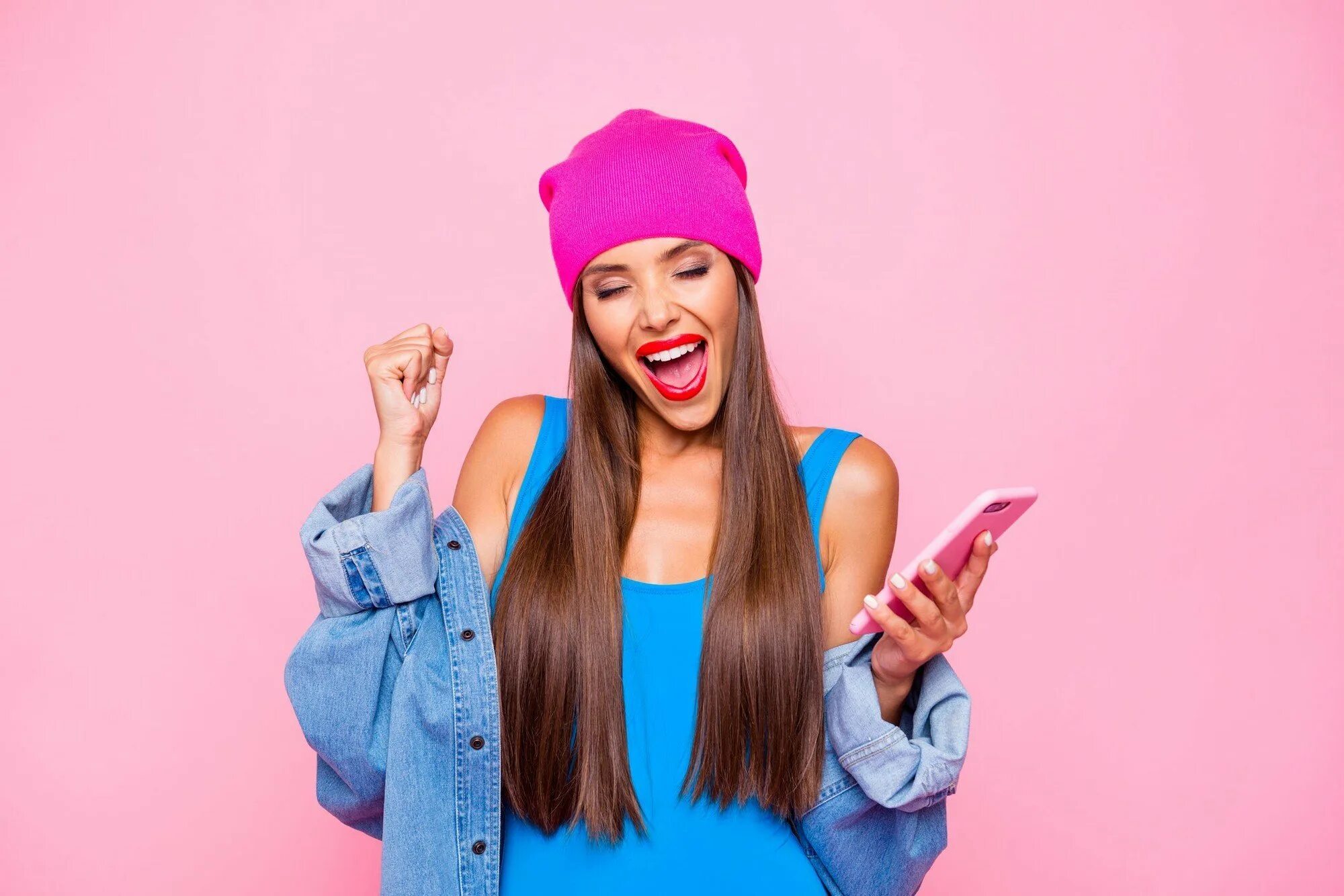 3 девушки на ярком фоне. Девушка для баннера. Тейлор свифт. 3 девушки на ярком фоне. Фотосессия с телефоном.