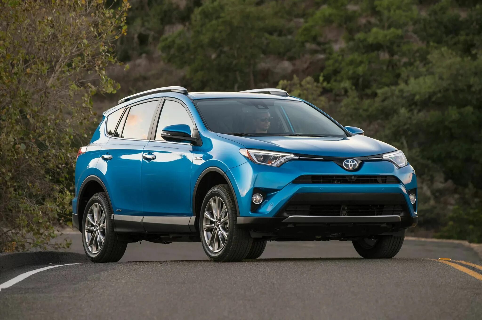 Какой рав лучше. Toyota rav4 кроссоверы. Toyota rav4 Hybrid. Toyota rav4 Hybrid 2016. Toyota rav4 4.